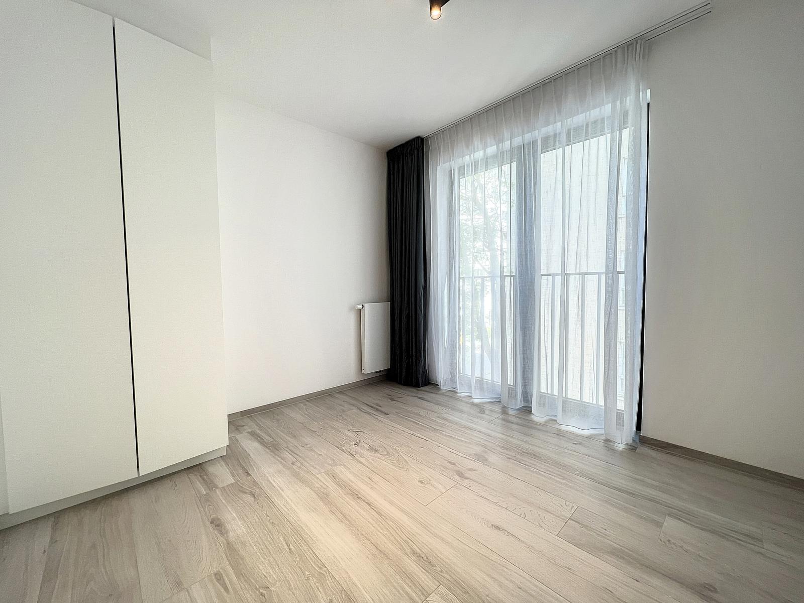Chambre Lumineuse avec Baie Vitrée – You Real Estate Agency Chambre lumineuse avec placard intégré et baie vitrée donnant sur balcon arboré