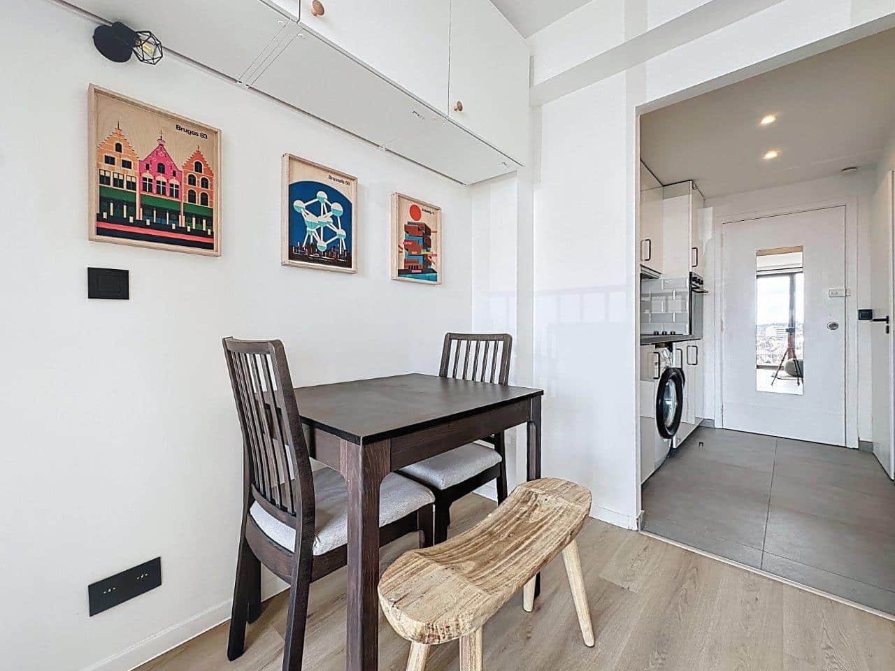 Coin Repas et Cuisine Équipée – You Real Estate Agency Coin repas lumineux avec cuisine équipée et rangements intégrés dans appartement moderne