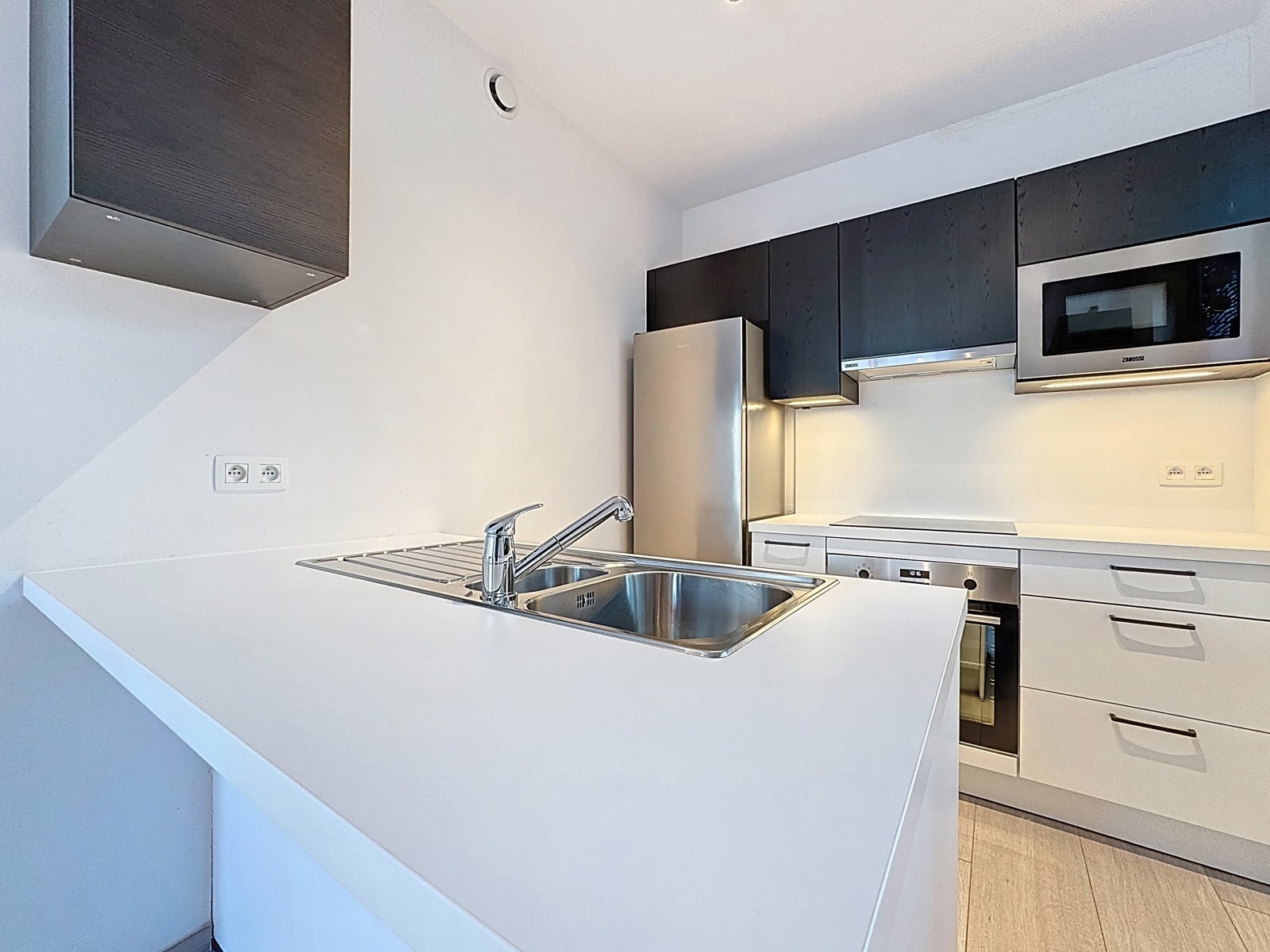 Cuisine Moderne Équipée avec Évier – You Real Estate Agency Cuisine moderne équipée avec évier inox, électroménagers intégrés et meubles bois foncé