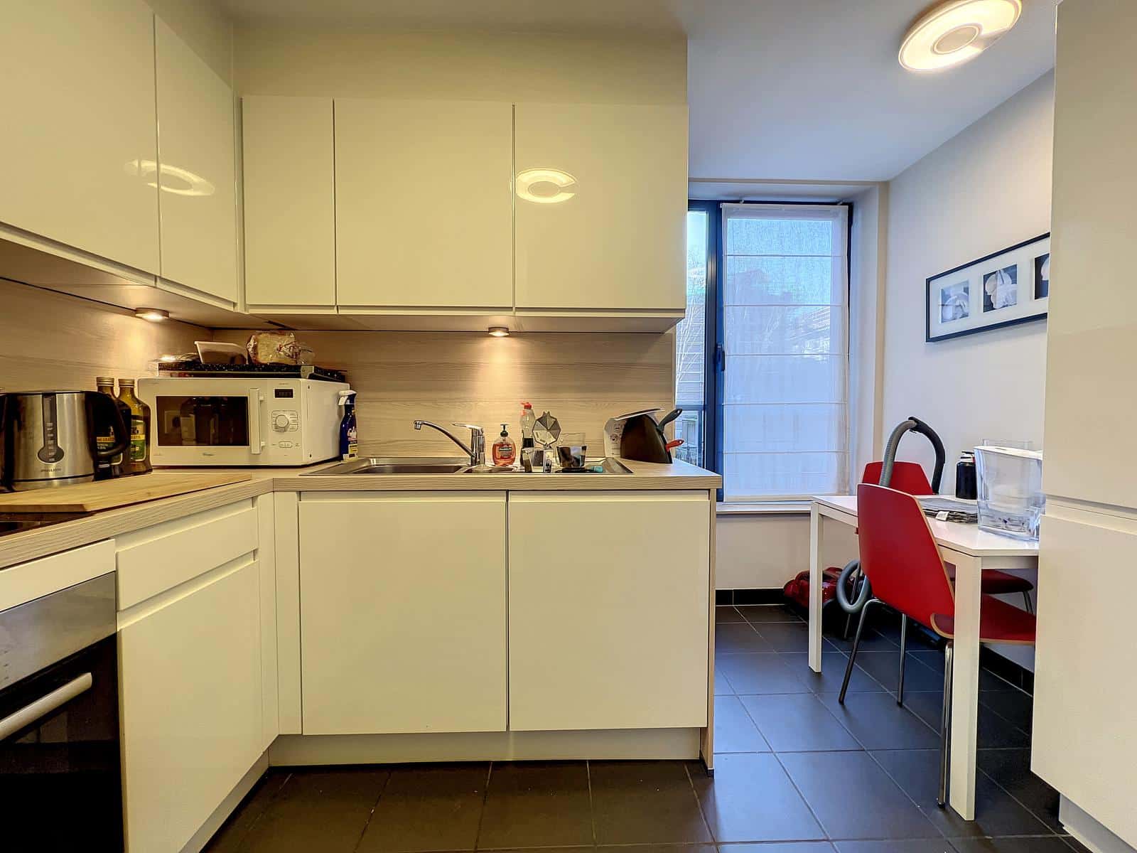 Cuisine Blanche avec Coin Repas – You Real Estate Agency Cuisine moderne blanche avec plan de travail bois et coin repas rouge