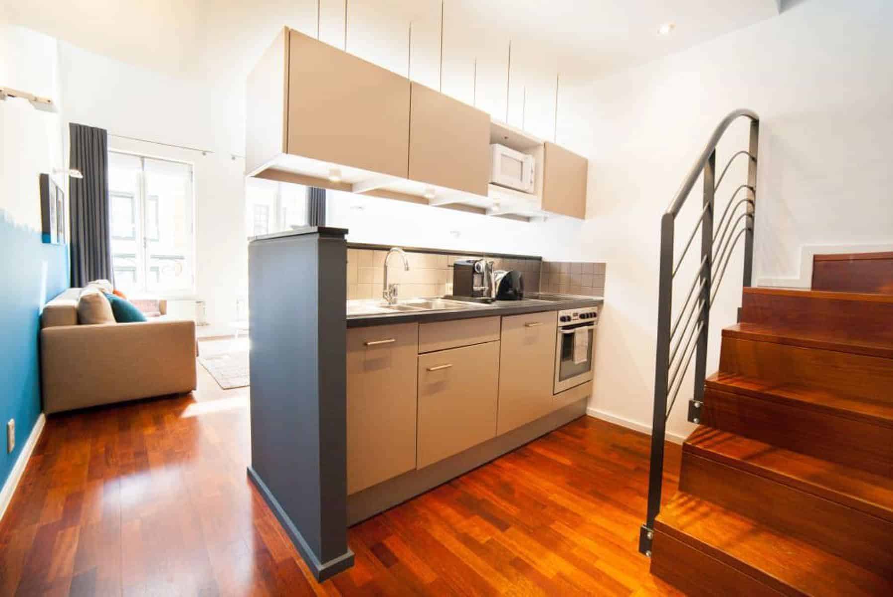 Cuisine Ouverte Moderne à Londres – You Real Estate Agency Cuisine ouverte contemporaine avec escalier en bois dans un loft londonien lumineux