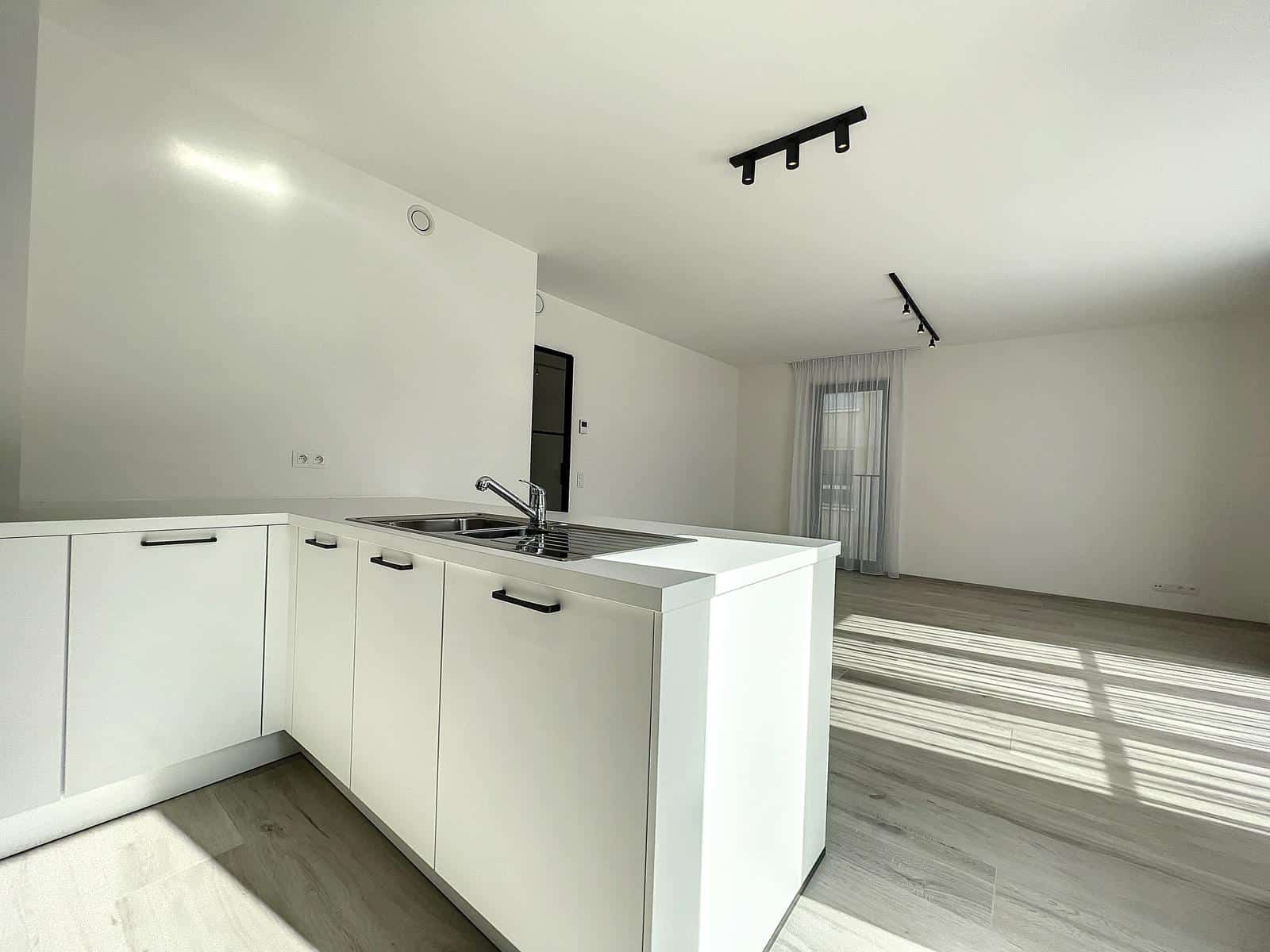 Cuisine Ouverte sur Séjour Lumineux – You Real Estate Agency Cuisine ouverte blanche sur séjour lumineux avec baie vitrée et sol bois clair