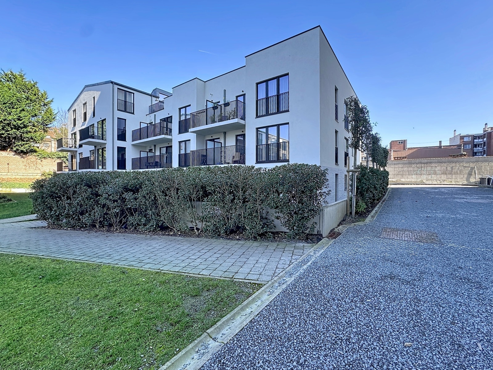 Résidence Moderne avec Balcons – You Real Estate Agency Immeuble résidentiel moderne avec balcons et jardin paysager