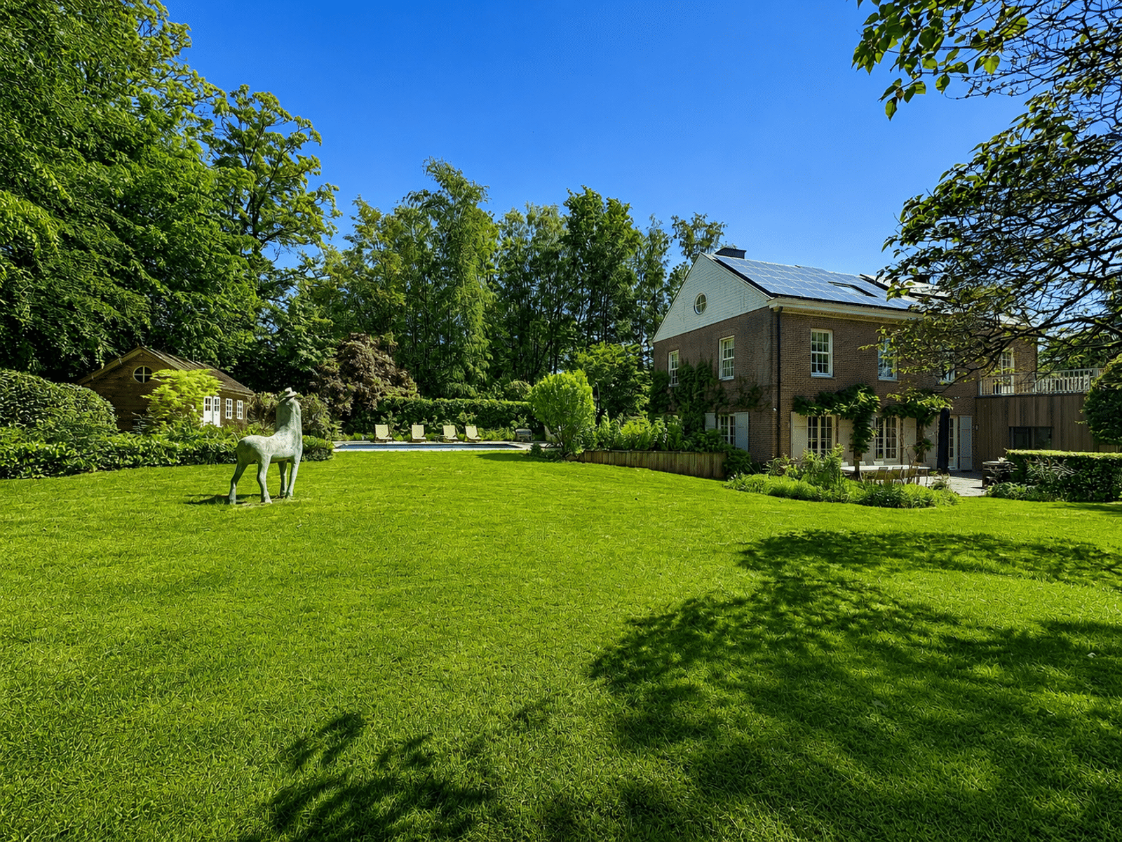 Jardin Arboré avec Piscine – You Real Estate Agency Jardin arboré avec piscine et maison de prestige équipée de panneaux solaires