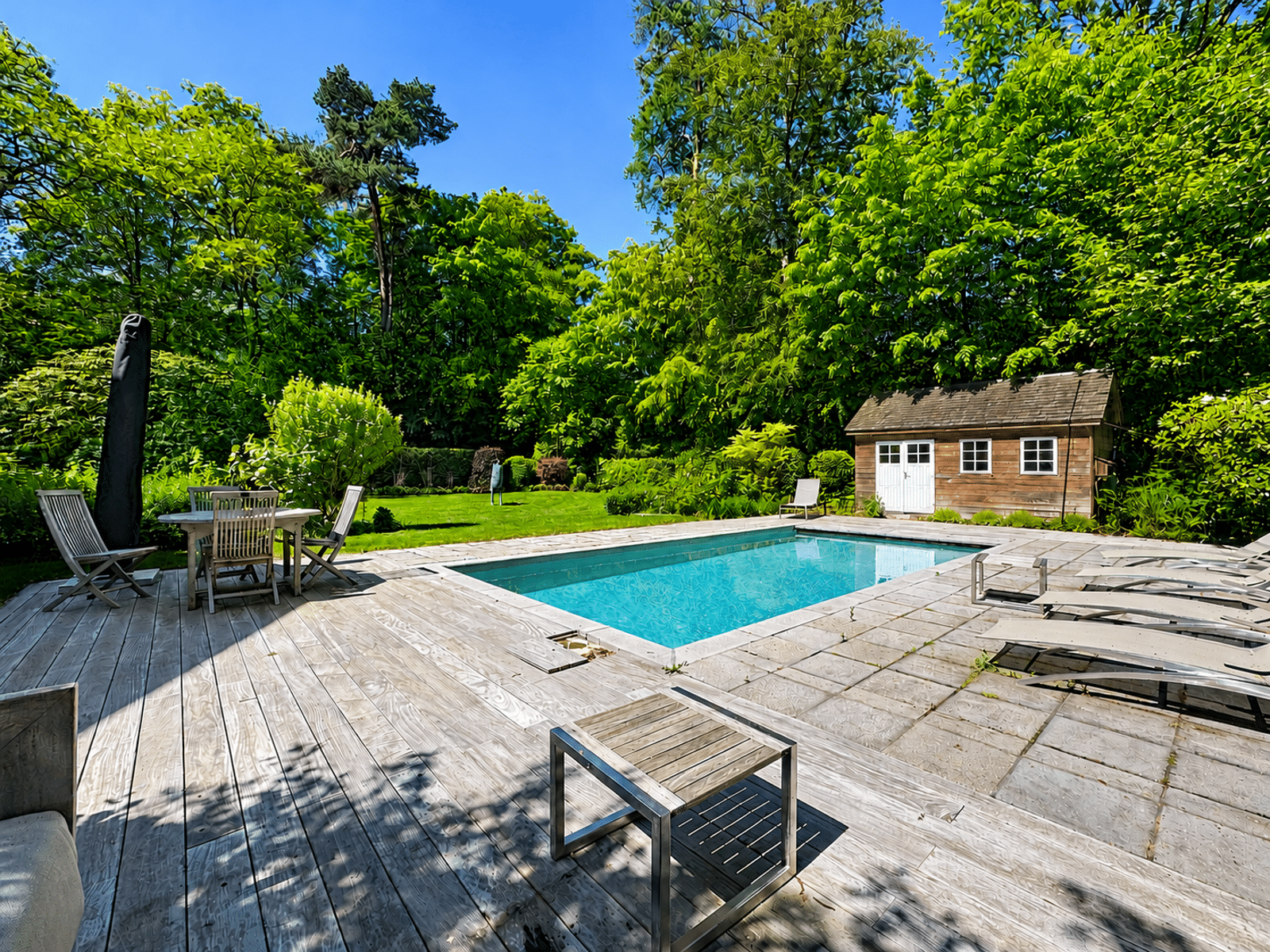 Piscine Avec Terrasse Et Jardin Arboré – You Real Estate Agency Piscine extérieure avec terrasse en bois, transats et jardin arboré