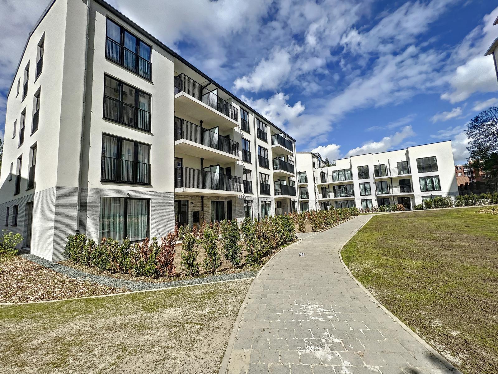 Résidence Moderne avec Espaces Verts – You Real Estate Agency Résidence moderne avec balcons, allée piétonne et espaces verts paysagers