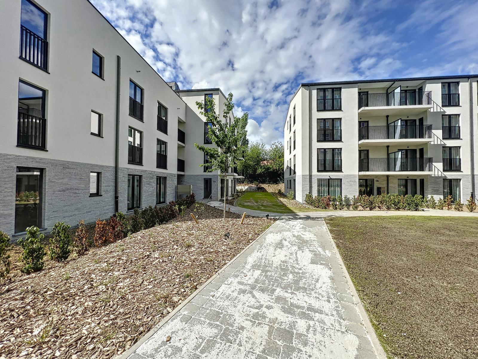 Résidence Moderne avec Cour Paysagée – You Real Estate Agency Résidence d’appartements moderne avec balcons noirs et cour paysagée