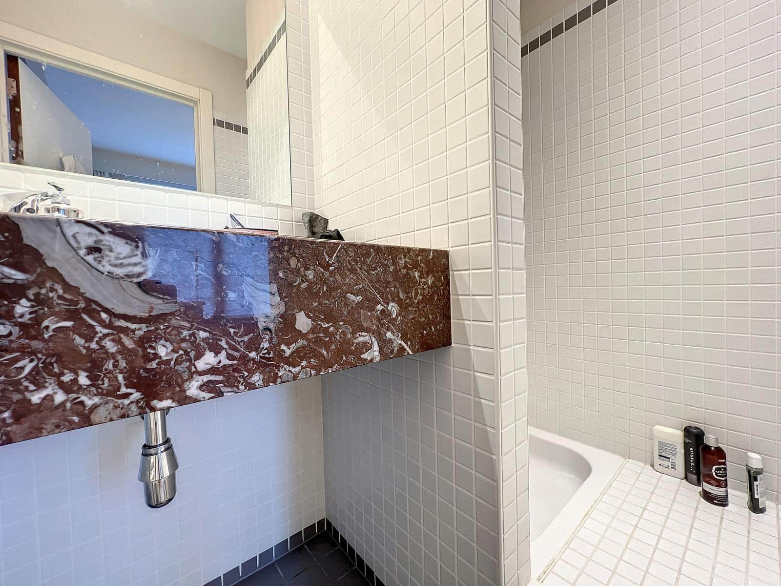 Salle de Bain Moderne avec Marbre – You Real Estate Agency Salle de bain moderne carrelée blanche avec vasque en marbre et baignoire encastrée