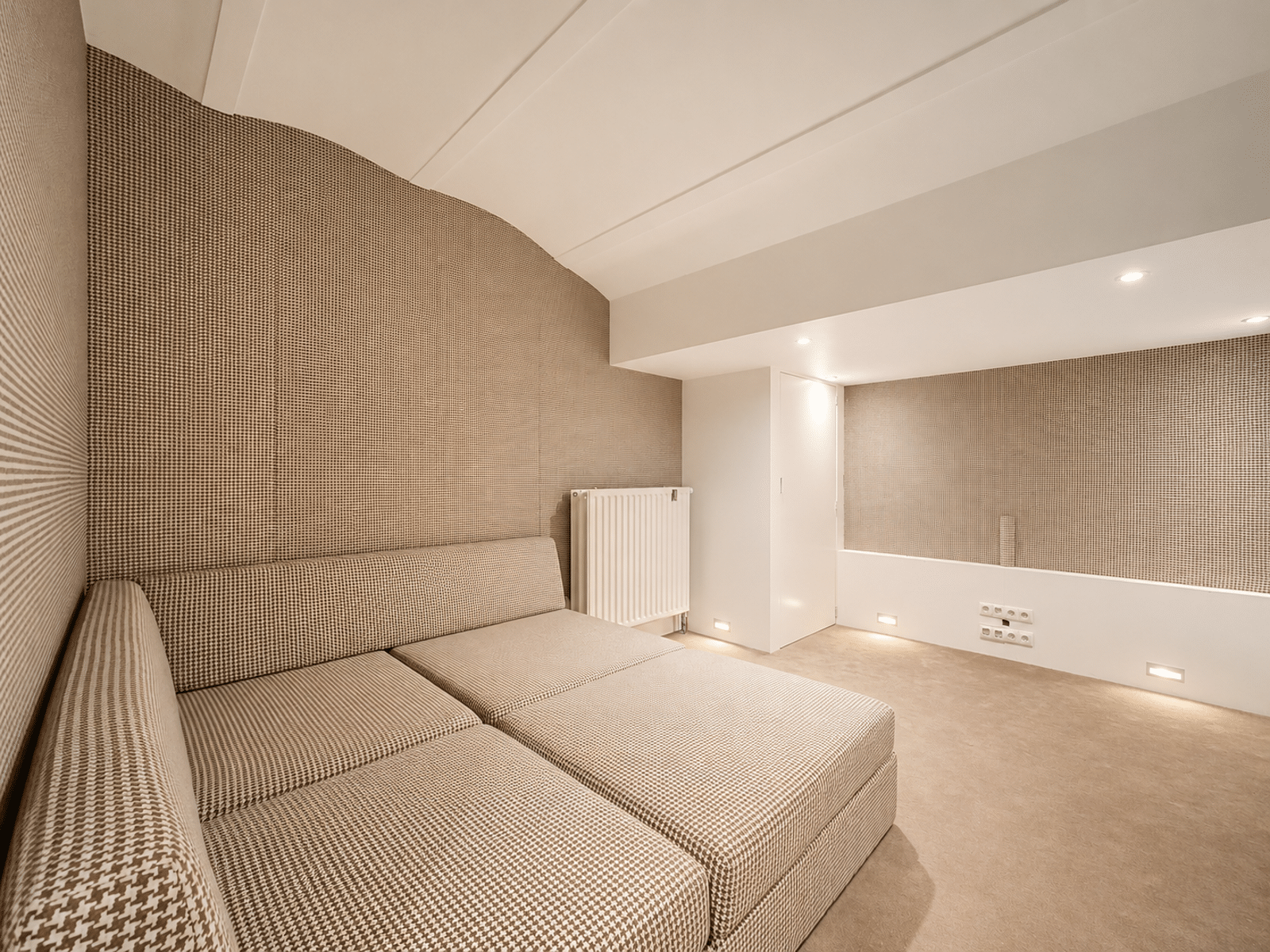 Salon Design Avec Banquette Intégrée - You Real Estate Agency Designer beige living room with built-in bench and curved upholstered wall