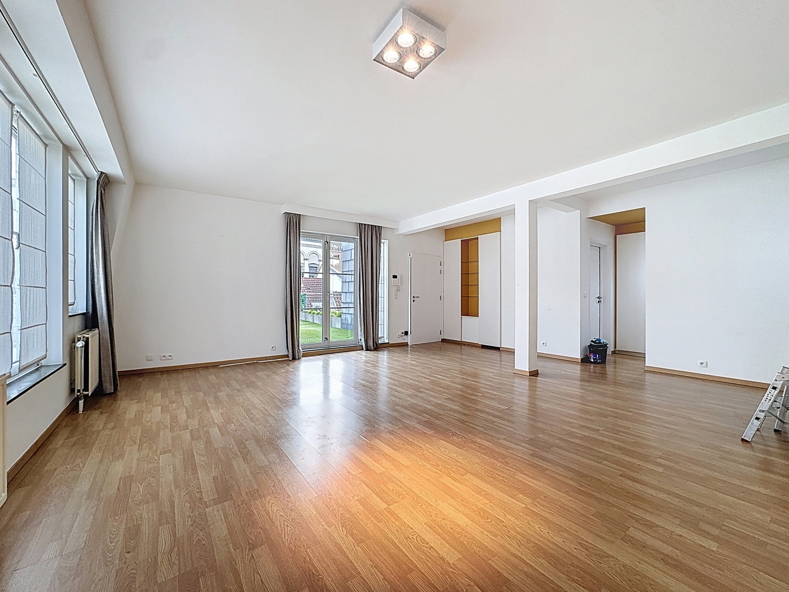 Salon Lumineux avec Jardin – You Real Estate Agency Salon lumineux avec parquet, baies vitrées et accès au jardin