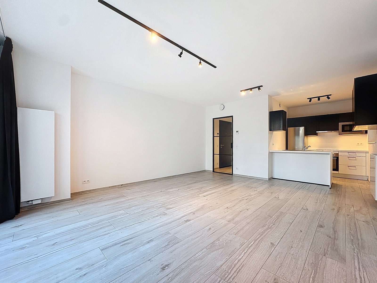 Séjour Lumineux avec Cuisine Ouverte – You Real Estate Agency Salon lumineux avec cuisine ouverte équipée et sol en bois clair