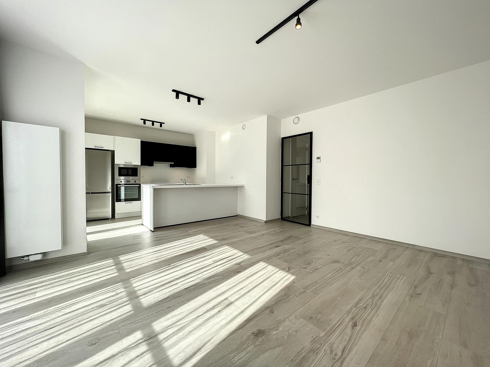 Séjour Lumineux avec Cuisine Ouverte – You Real Estate Agency Séjour lumineux avec cuisine ouverte moderne équipée et sol gris effet bois