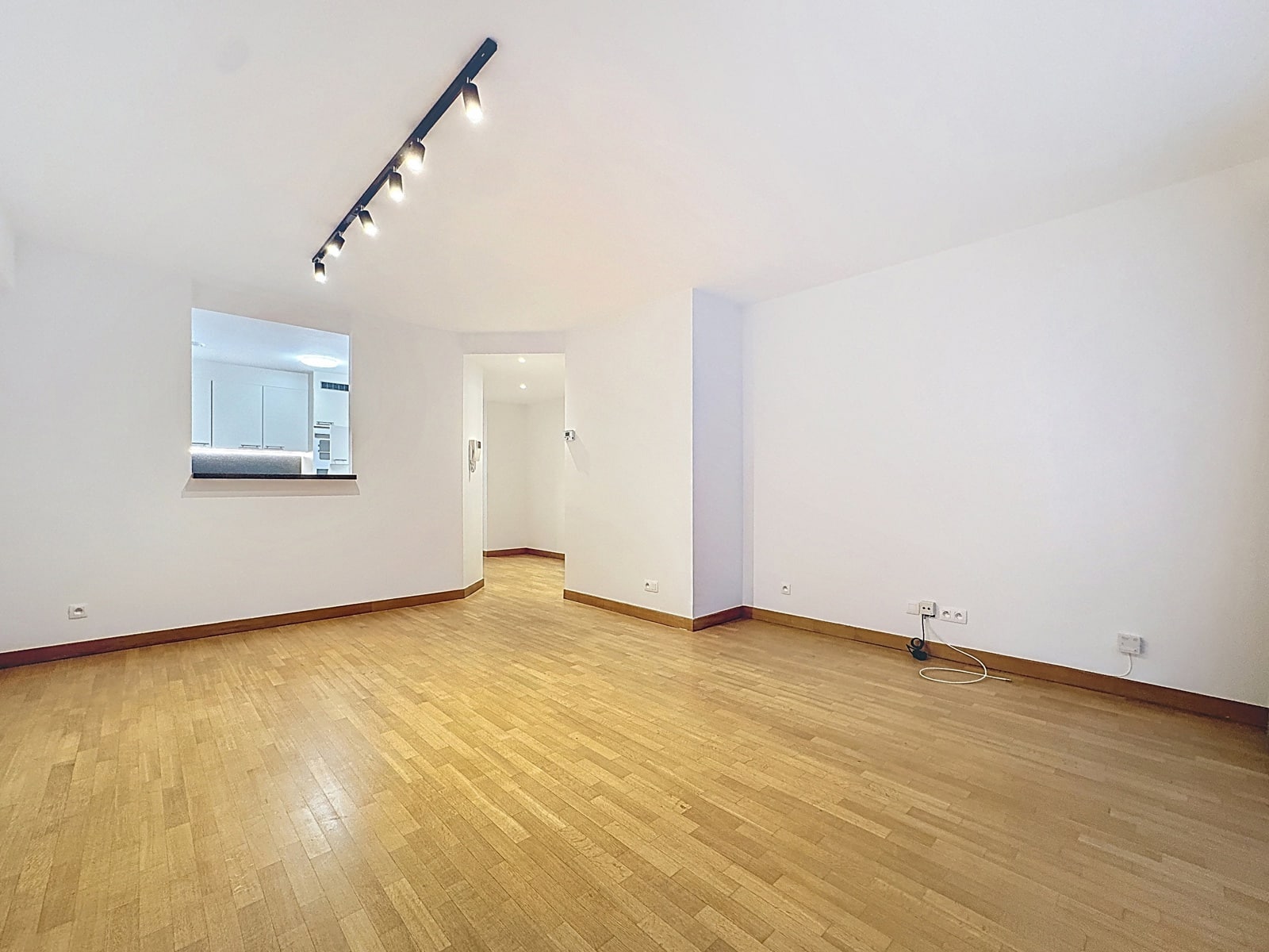 Séjour Lumineux avec Parquet Clair – You Real Estate Agency Séjour lumineux avec parquet clair, rail de spots et passe-plat vers cuisine moderne