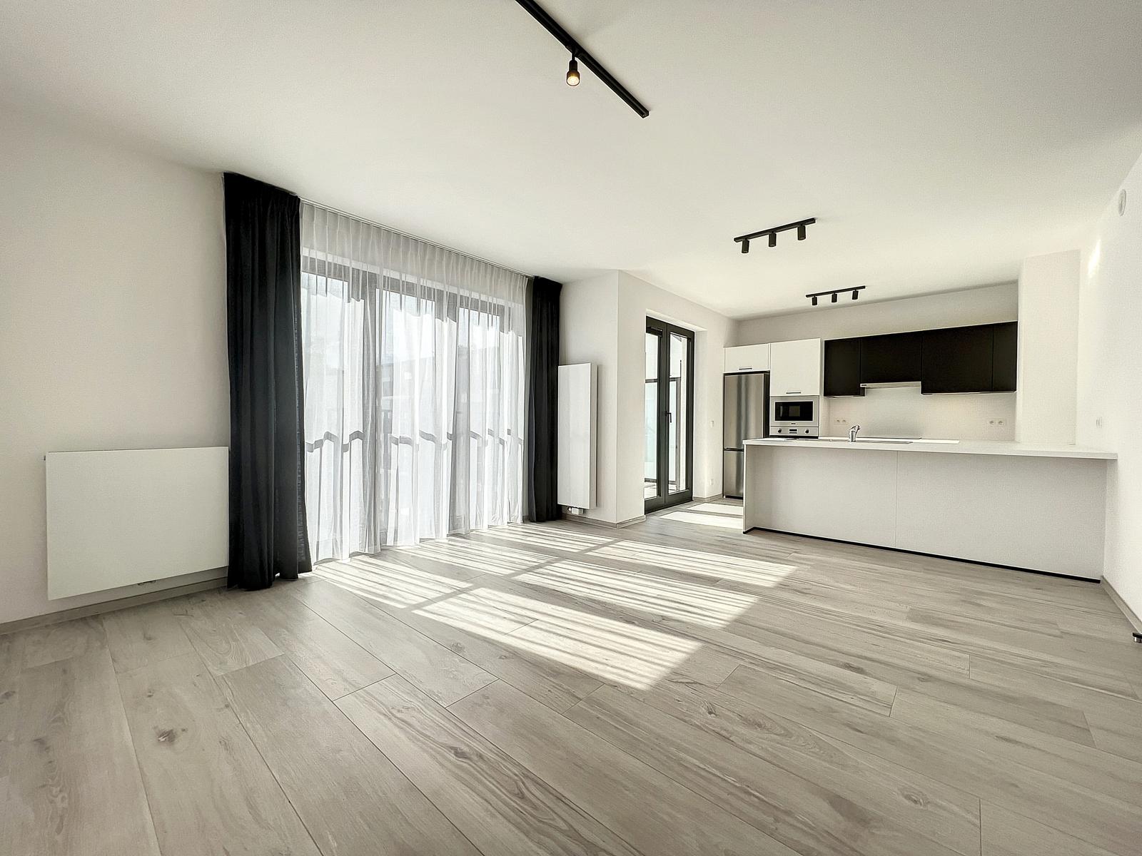Séjour Lumineux avec Cuisine Ouverte – You Real Estate Agency Séjour moderne avec cuisine ouverte équipée et grandes baies vitrées