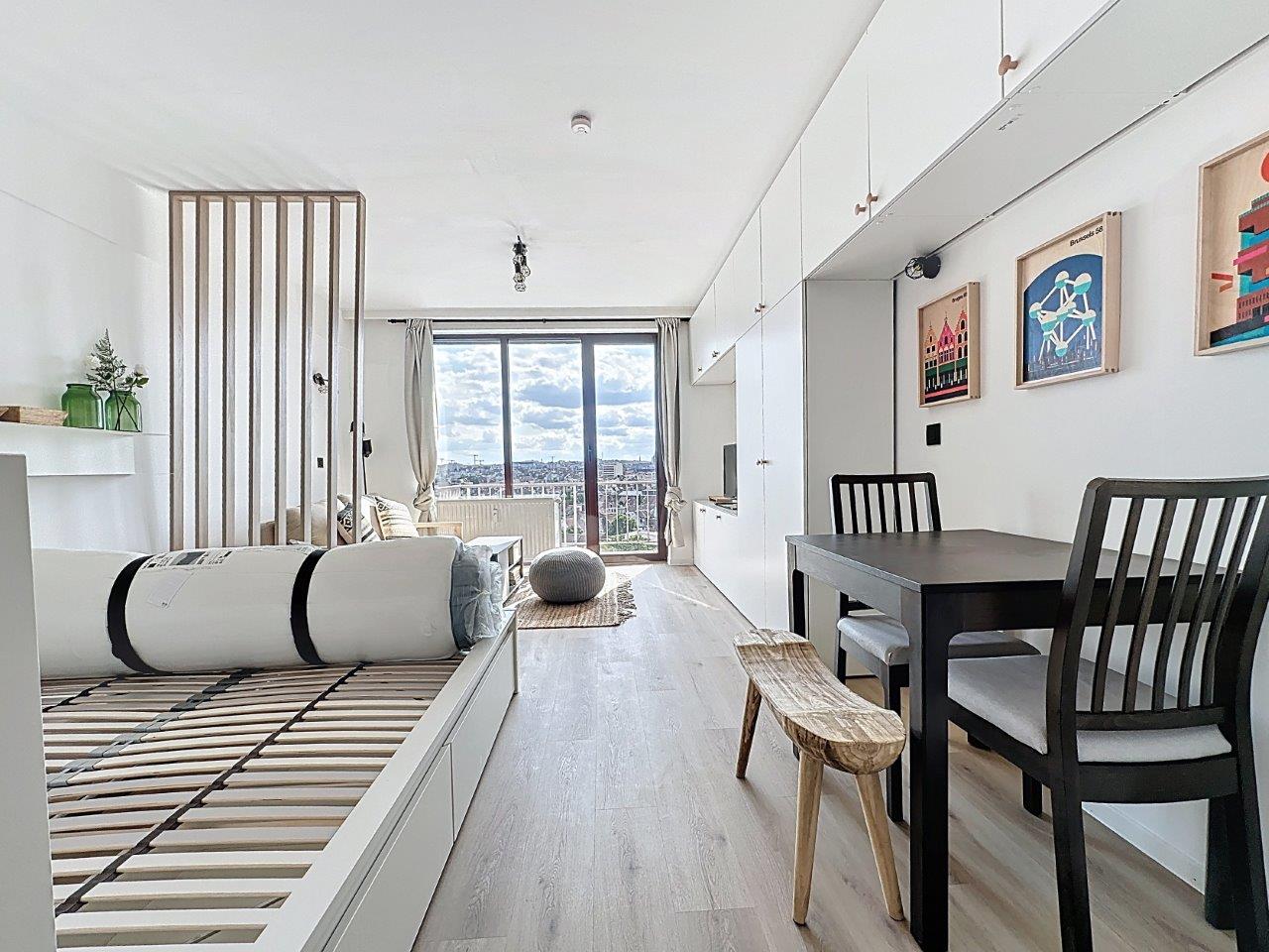 Studio Lumineux, Balcon Vue Ville – You Real Estate Agency Studio lumineux avec coin repas, rangements intégrés et balcon vue sur la ville