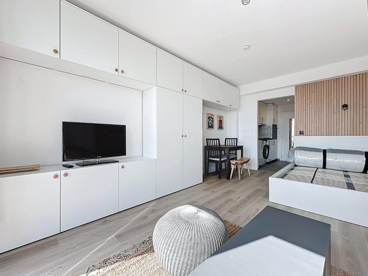 Studio Moderne avec Rangements – You Real Estate Agency Studio moderne lumineux avec rangements intégrés, coin nuit et cuisine ouverte