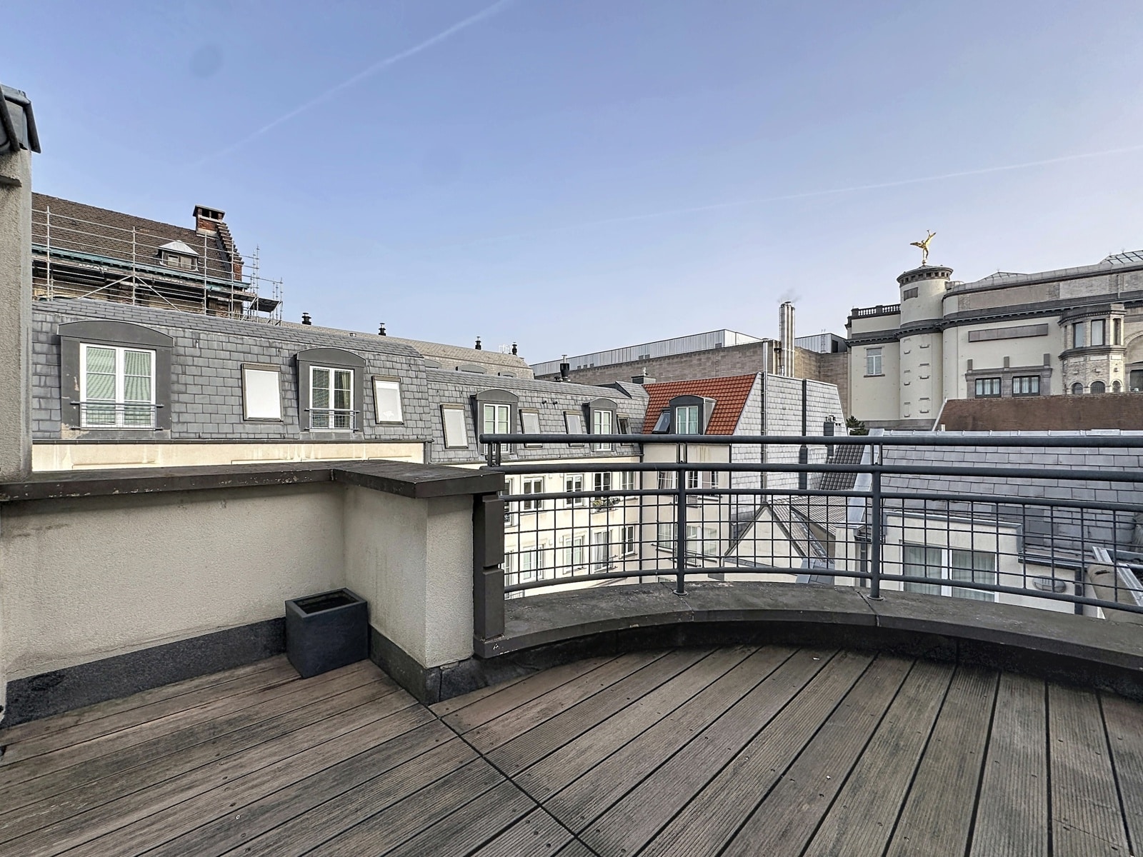 Terrasse avec Vue sur les Toits à Paris – You Real Estate Agency Terrasse en bois avec vue dégagée sur toits parisiens et monument historique