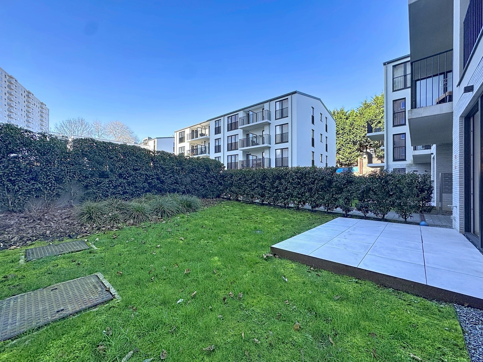 Terrasse Privative avec Jardin – You Real Estate Agency Terrasse privative carrelée avec jardin paysager en résidence neuve lumineuse