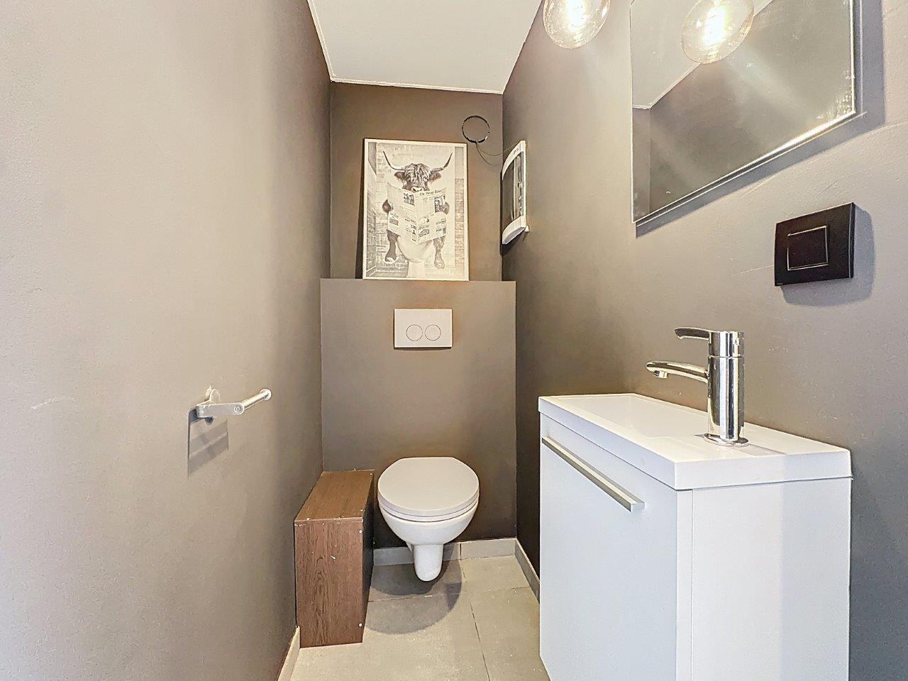 Toilettes Modernes avec Vasque – You Real Estate Agency Toilettes modernes avec WC suspendu, vasque compacte et miroir noir