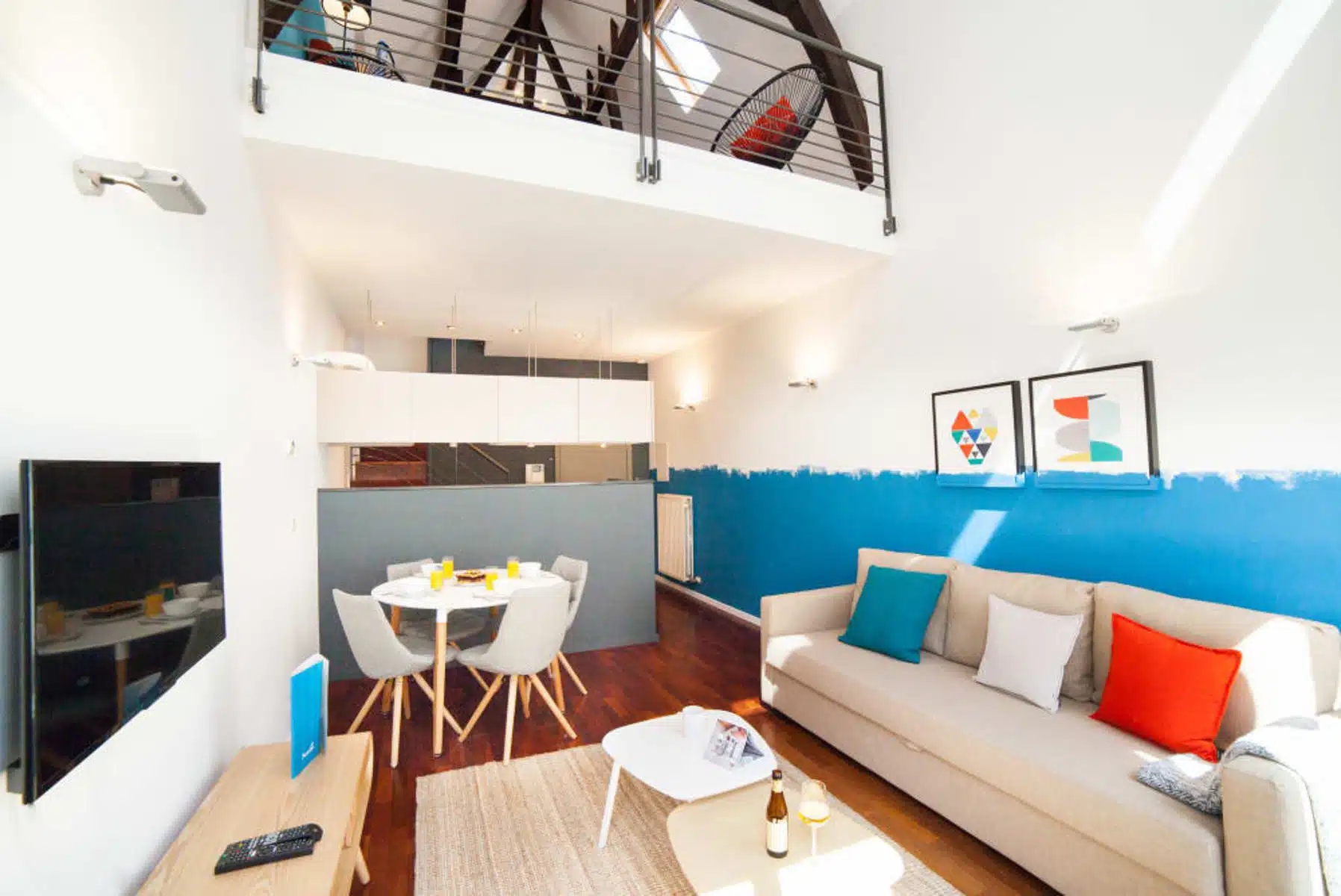 Salon Lumineux avec Mezzanine – You Real Estate Agency Appartement lumineux avec salon moderne, cuisine ouverte et mezzanine.
