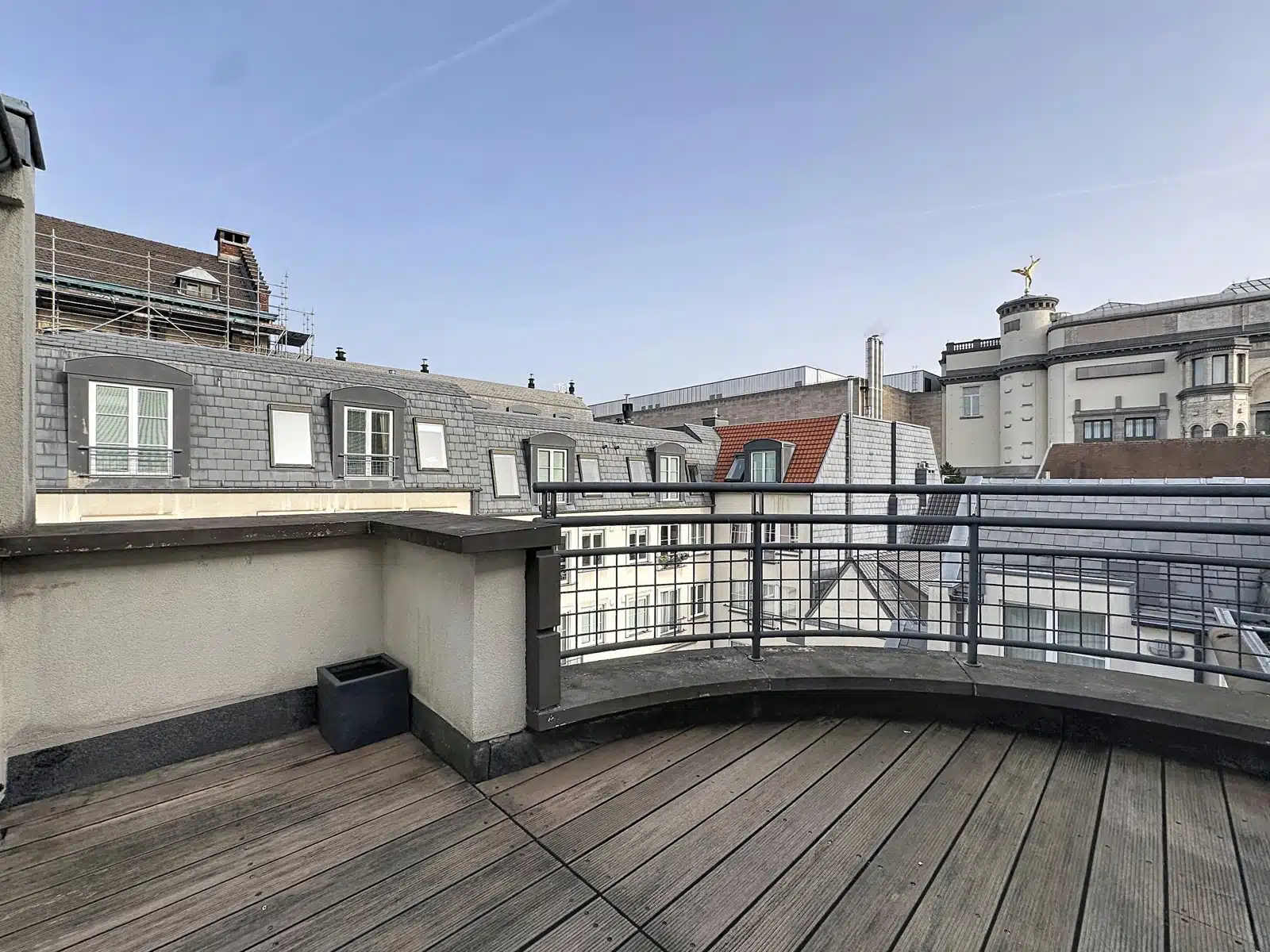 Terrasse avec Vue sur Toits à Paris – You Real Estate Agency Terrasse d’appartement avec vue sur toits parisiens et monument historique.