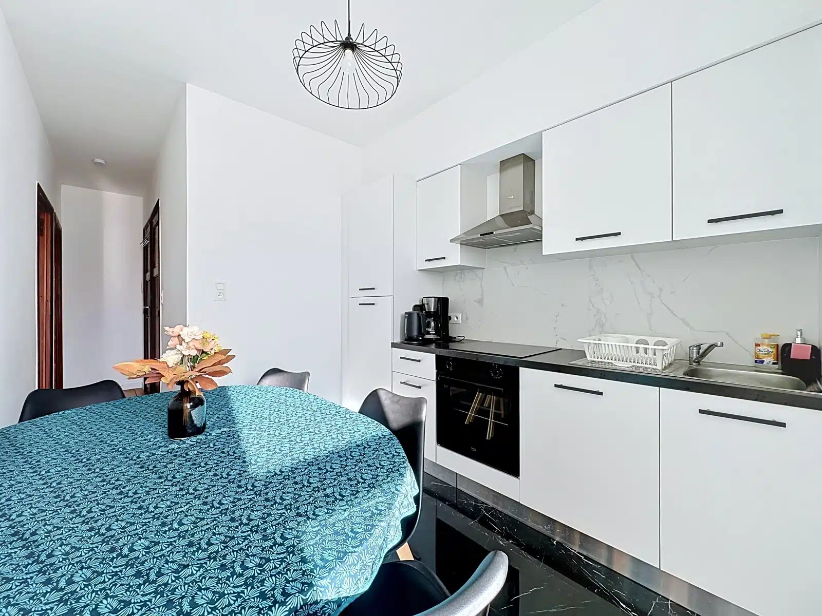 Cuisine Moderne avec Coin Repas – You Real Estate Agency Cuisine équipée moderne avec coin repas dans appartement lumineux.