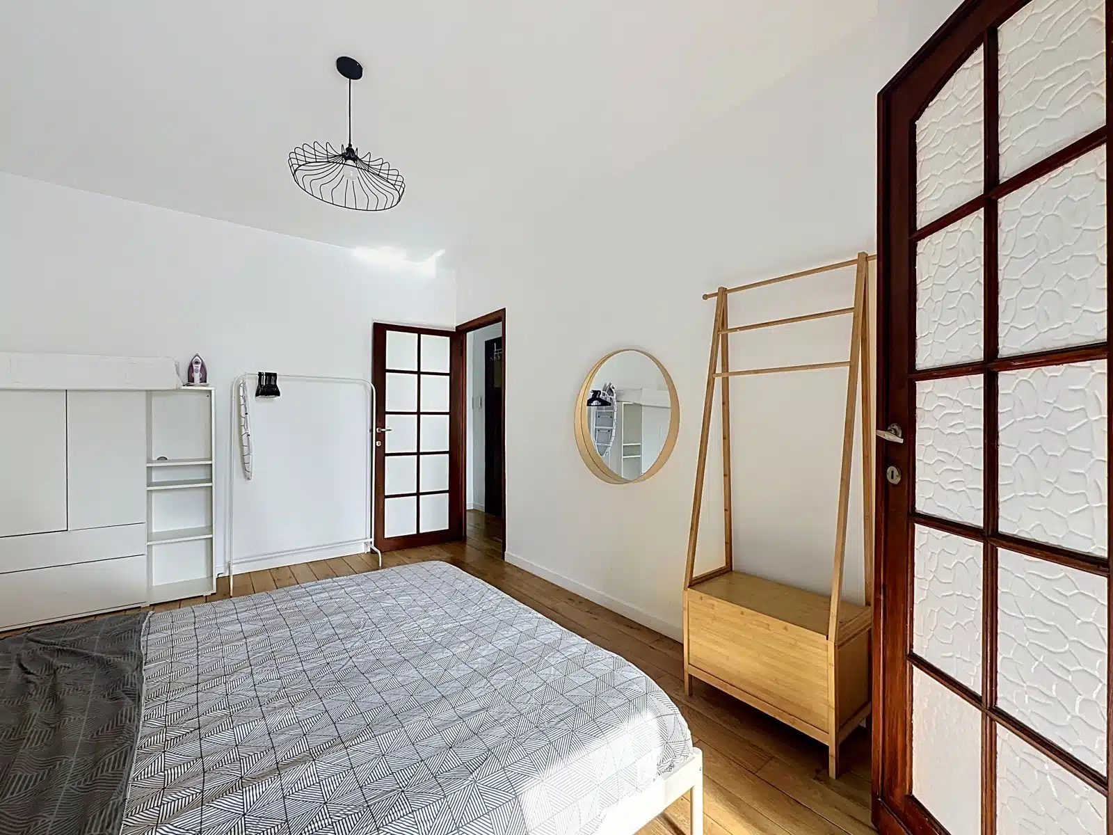 Chambre Lumineuse Avec Parquet – You Real Estate Agency Chambre lumineuse d’appartement avec parquet, lit moderne et rangements intégrés.