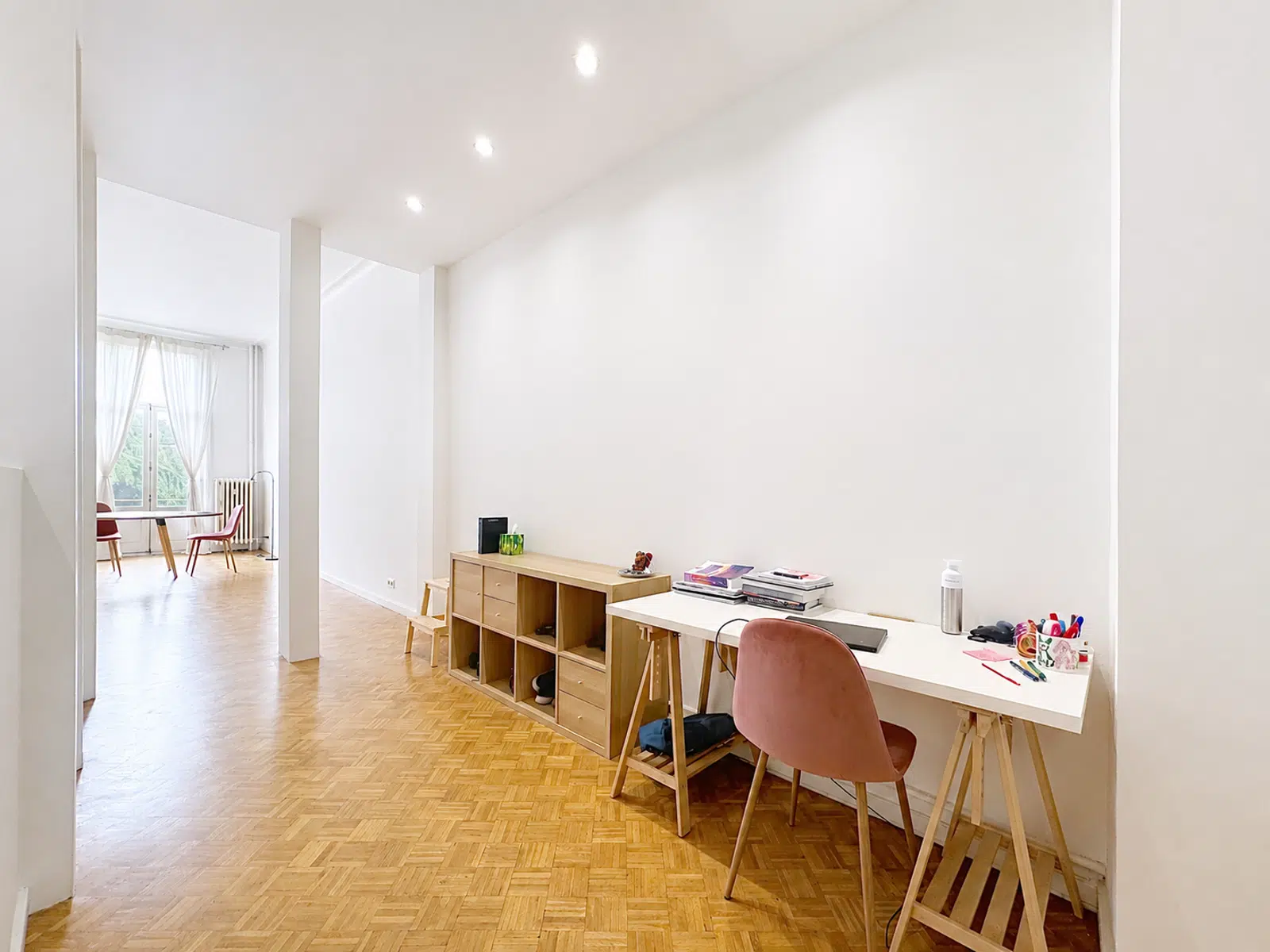 Bureau Lumineux avec Parquet – You Real Estate Agency Bureau lumineux avec parquet dans appartement moderne, coin salle à manger en arrière-plan.