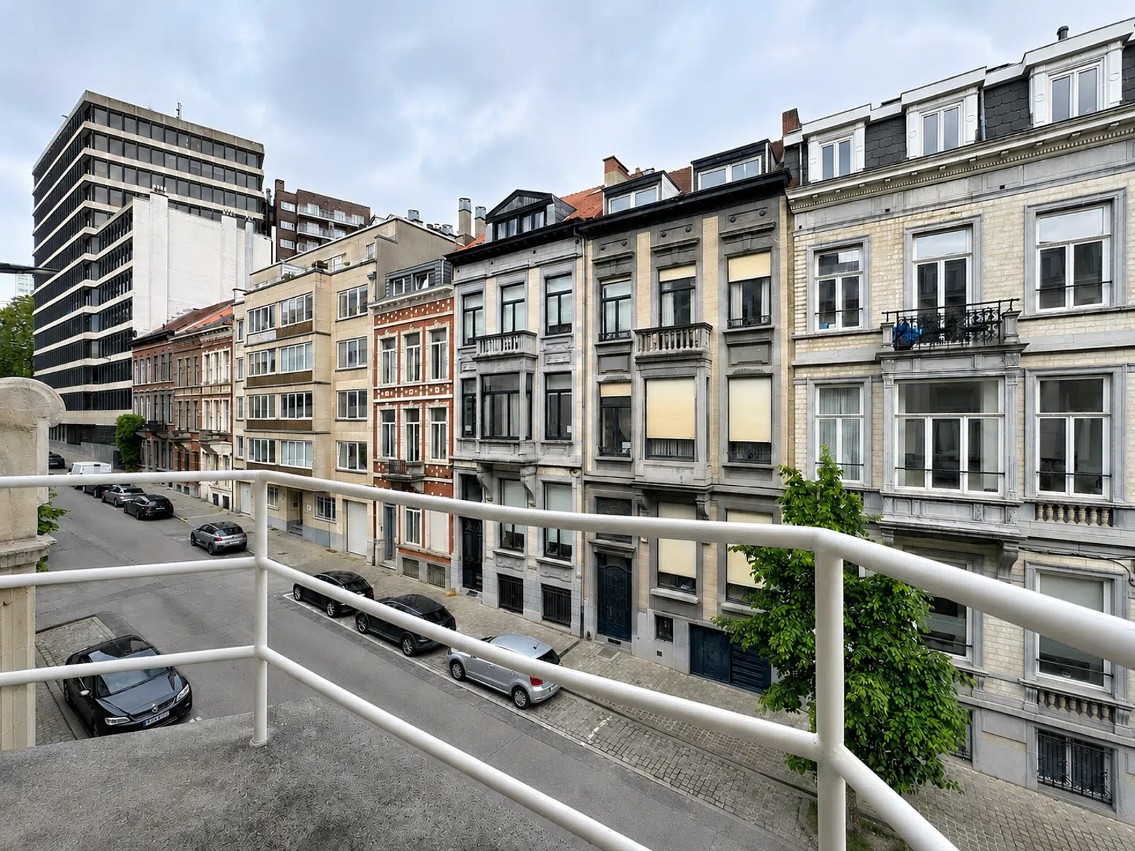 Vue Urbaine Depuis Balcon - You Real Estate Agency Vue depuis la terrasse d’un appartement sur rue résidentielle et immeubles urbains.