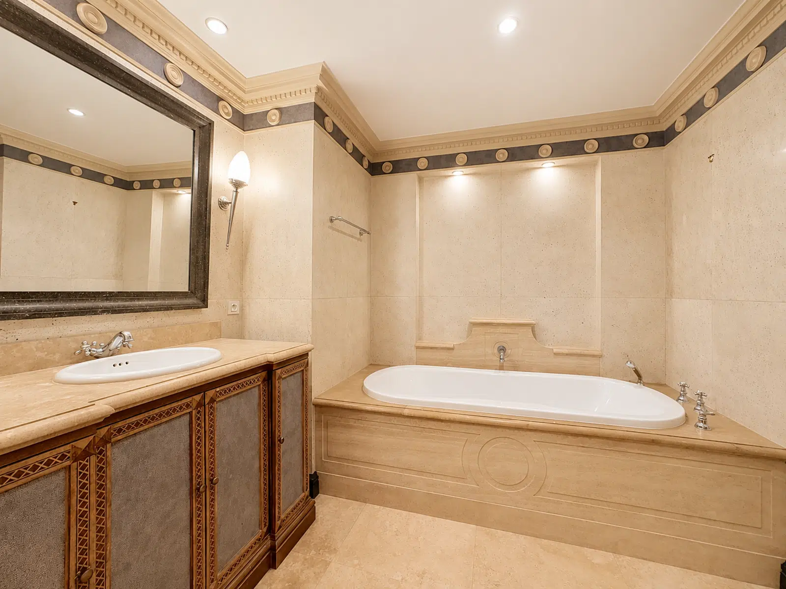 Salle de Bain Luxueuse en Marbre – You Real Estate Agency Salle de bain luxueuse en marbre avec baignoire encastrée et meuble vasque.