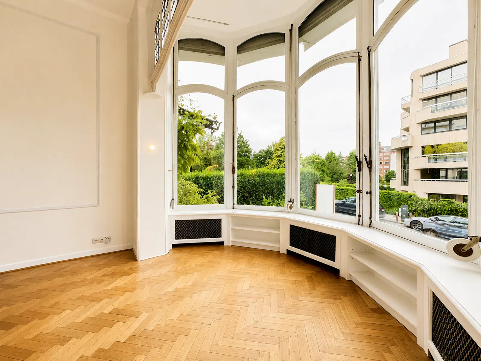 Salon Lumineux avec Grandes Fenêtres – You Real Estate Agency Salon lumineux d’appartement avec parquet en point de Hongrie et grandes fenêtres.