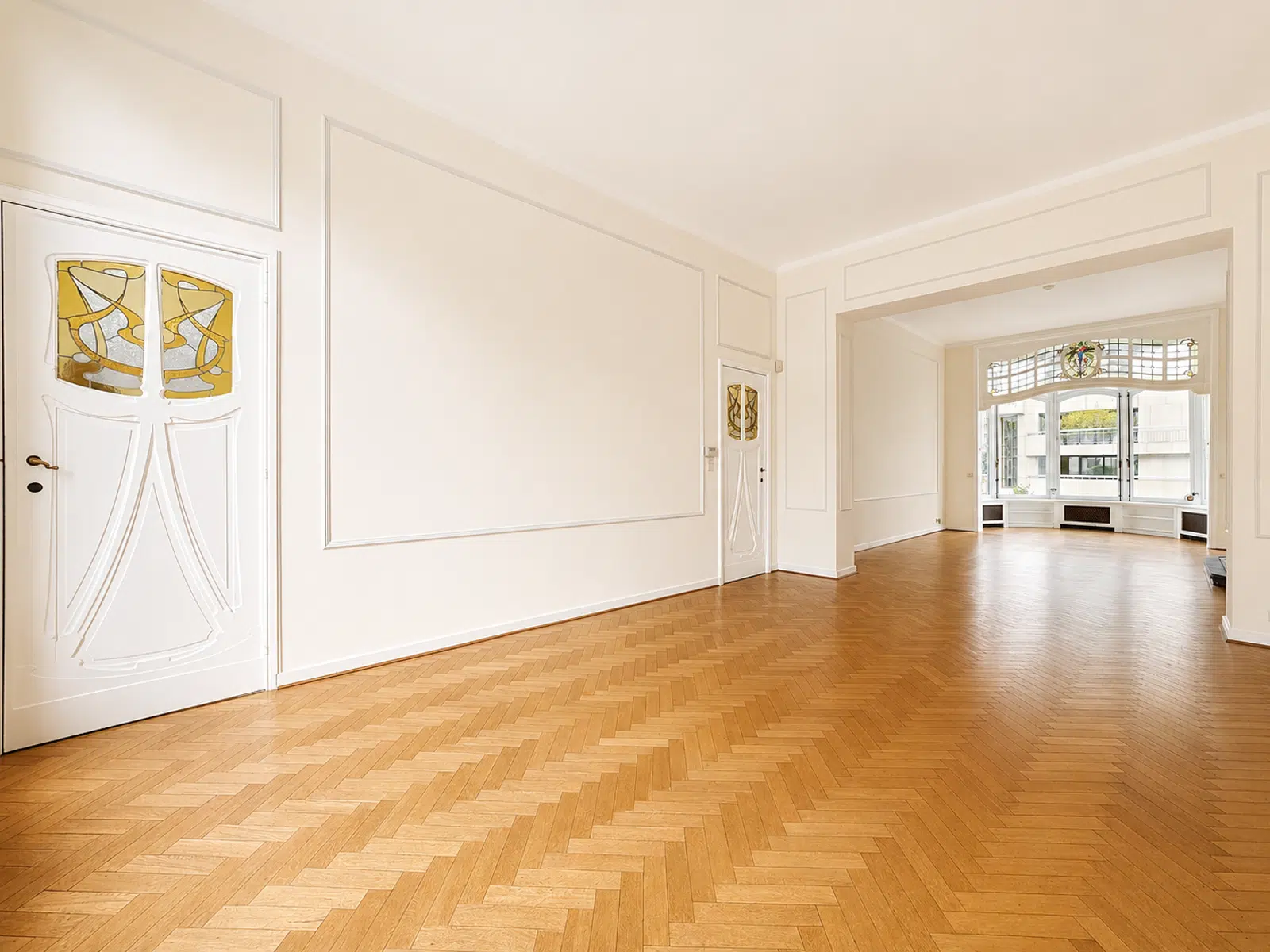 Salon Lumineux avec Parquet Chevrons – You Real Estate Agency Salon lumineux d’appartement ancien avec parquet chevrons et vitraux Art nouveau.