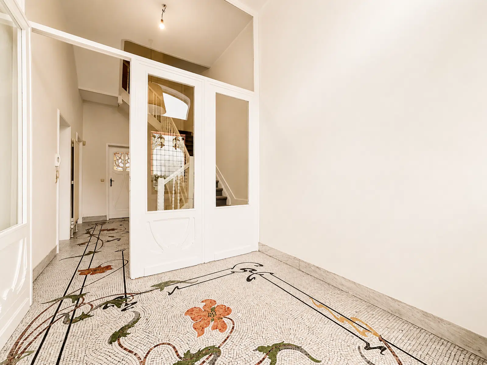 Hall d’Entrée Élégant Avec Mosaïque – You Real Estate Agency Hall d’entrée élégant avec mosaïque florale et escalier dans une maison de caractère.
