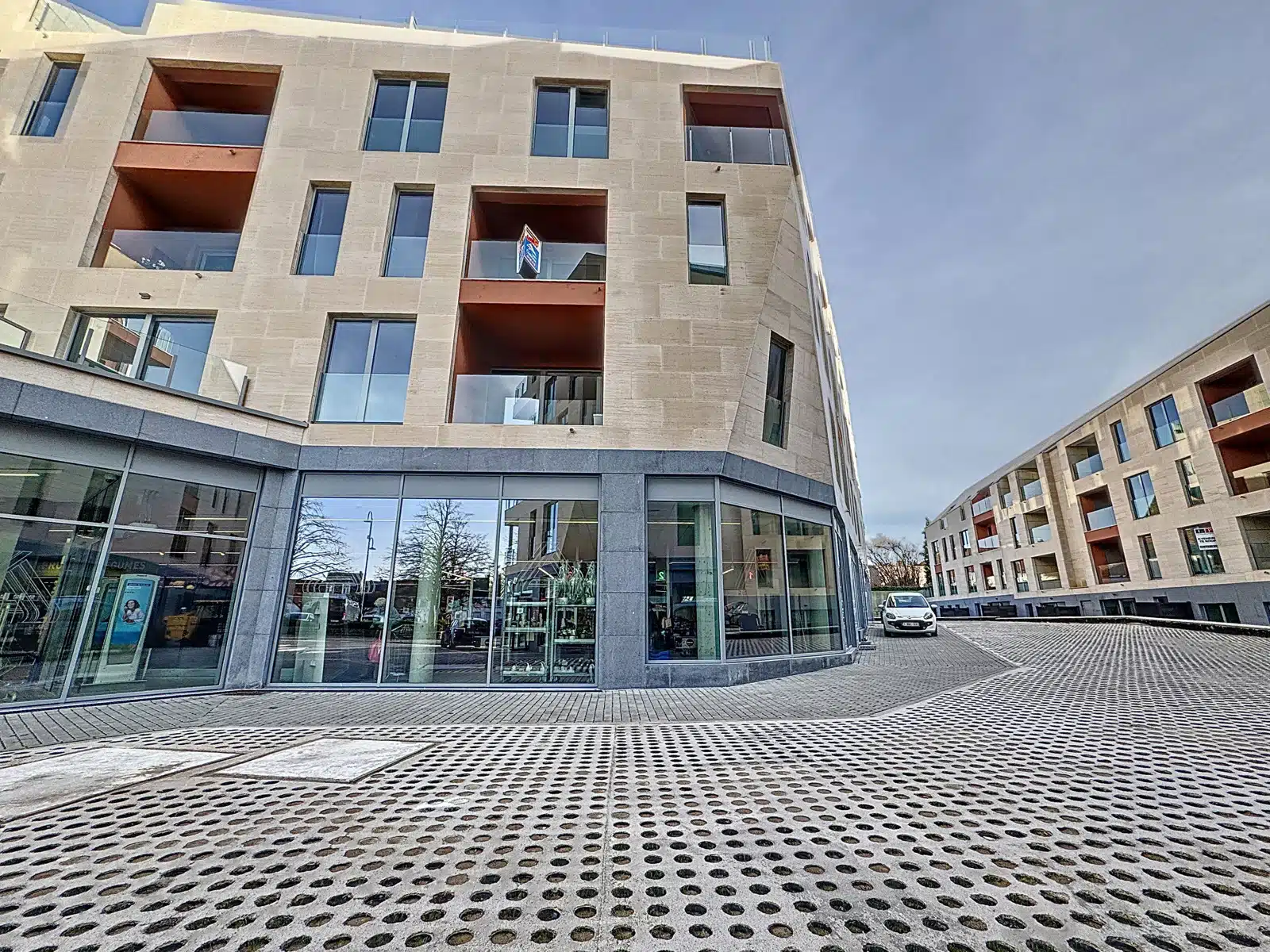 Moderne woning met winkels - U Vastgoedkantoor Moderne residentie met appartementen, balkons en winkels op de begane grond.