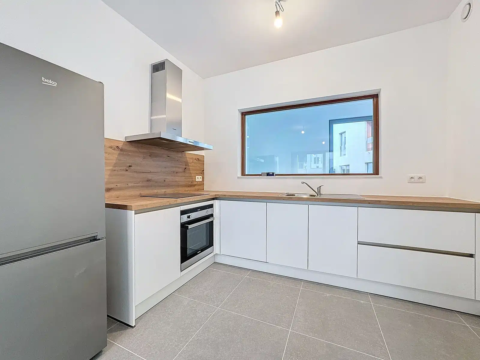 Moderne ingerichte keuken - U Vastgoedkantoor Moderne keuken met roestvrijstalen apparatuur in gerenoveerde flat.