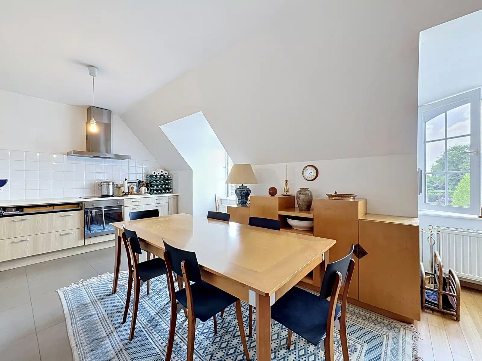 Cuisine Lumineuse Avec Salle à Manger – You Real Estate Agency Cuisine équipée avec salle à manger lumineuse sous combles dans un appartement.