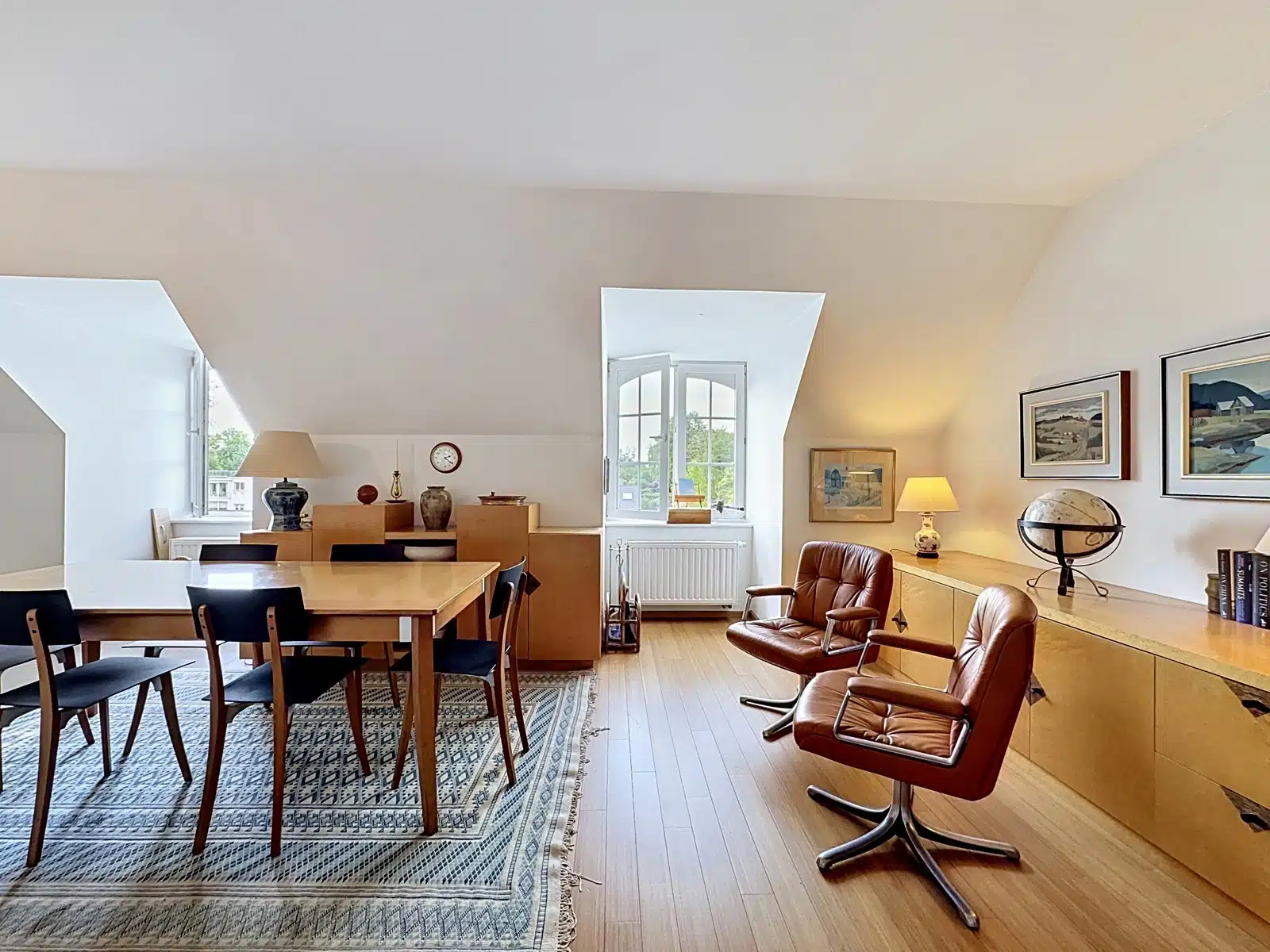 Salon et Salle à Manger Mansardés – You Real Estate Agency Salon et salle à manger mansardés lumineux avec parquet dans appartement rénové.