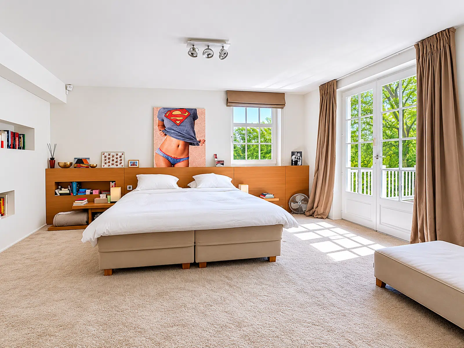 Chambre Lumineuse Avec Vue Jardin – You Real Estate Agency Chambre spacieuse d’appartement avec lit double, rangements intégrés et vue jardin.