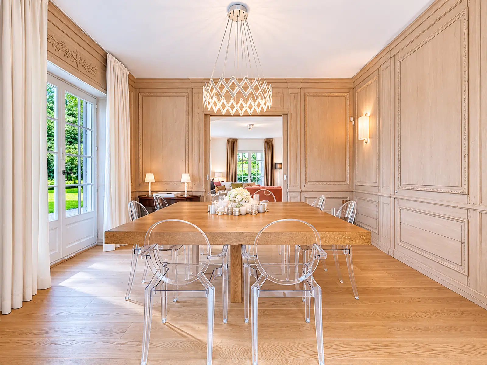 Salle à Manger avec Vue Jardin – You Real Estate Agency Salle à manger élégante en bois avec vue jardin dans maison lumineuse.
