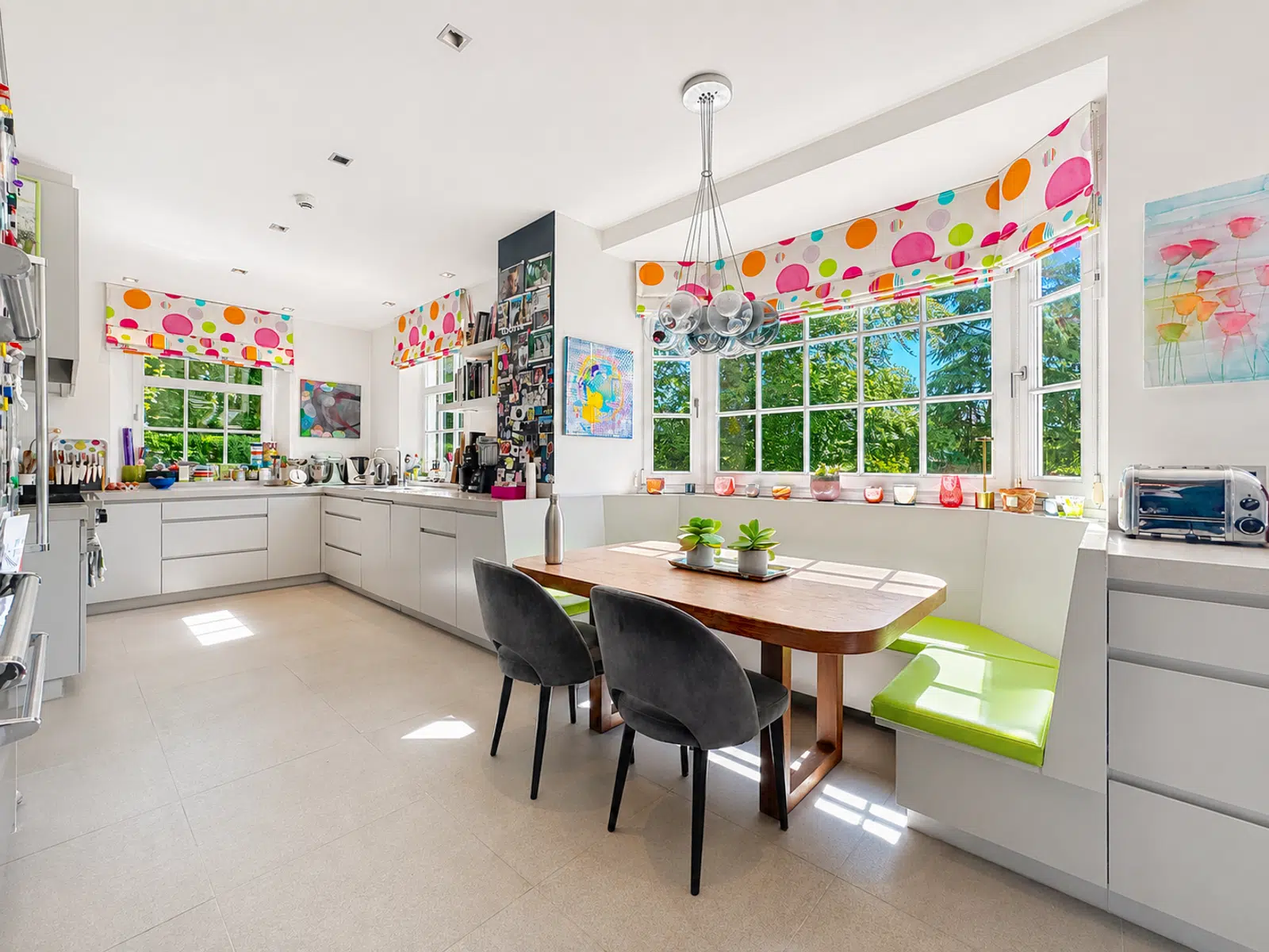 Cuisine Lumineuse avec Coin Repas – You Real Estate Agency Cuisine moderne lumineuse avec coin repas, grandes fenêtres et mobilier blanc.