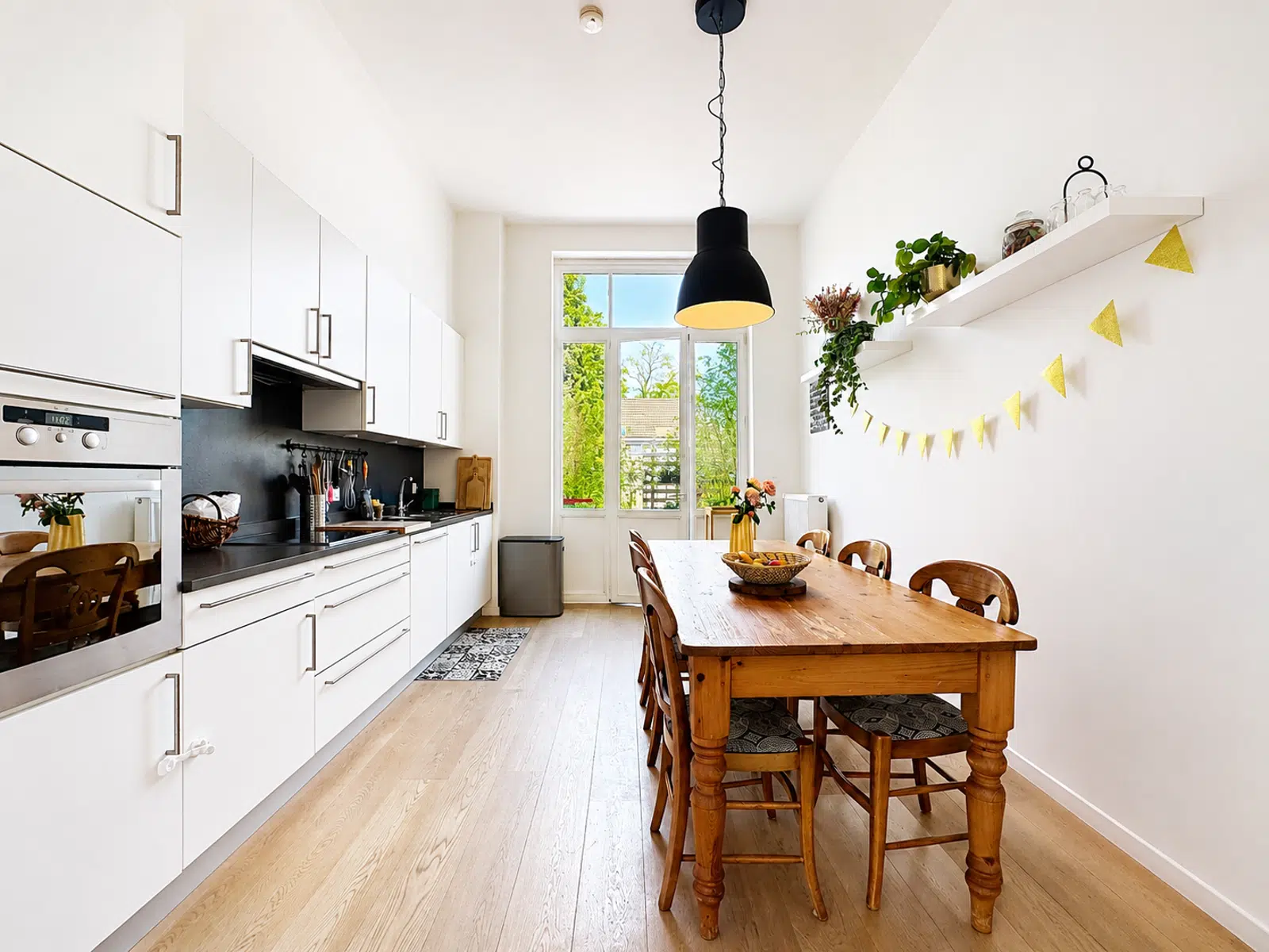 Cuisine Lumineuse avec Salle à Manger – You Real Estate Agency Cuisine ouverte lumineuse avec salle à manger en bois dans appartement moderne.