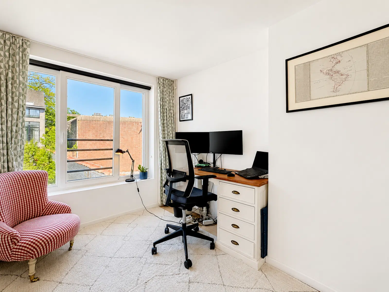 Bureau Lumineux avec Vue Verdoyante – You Real Estate Agency Bureau lumineux aménagé dans une maison avec grande fenêtre et vue verdoyante.