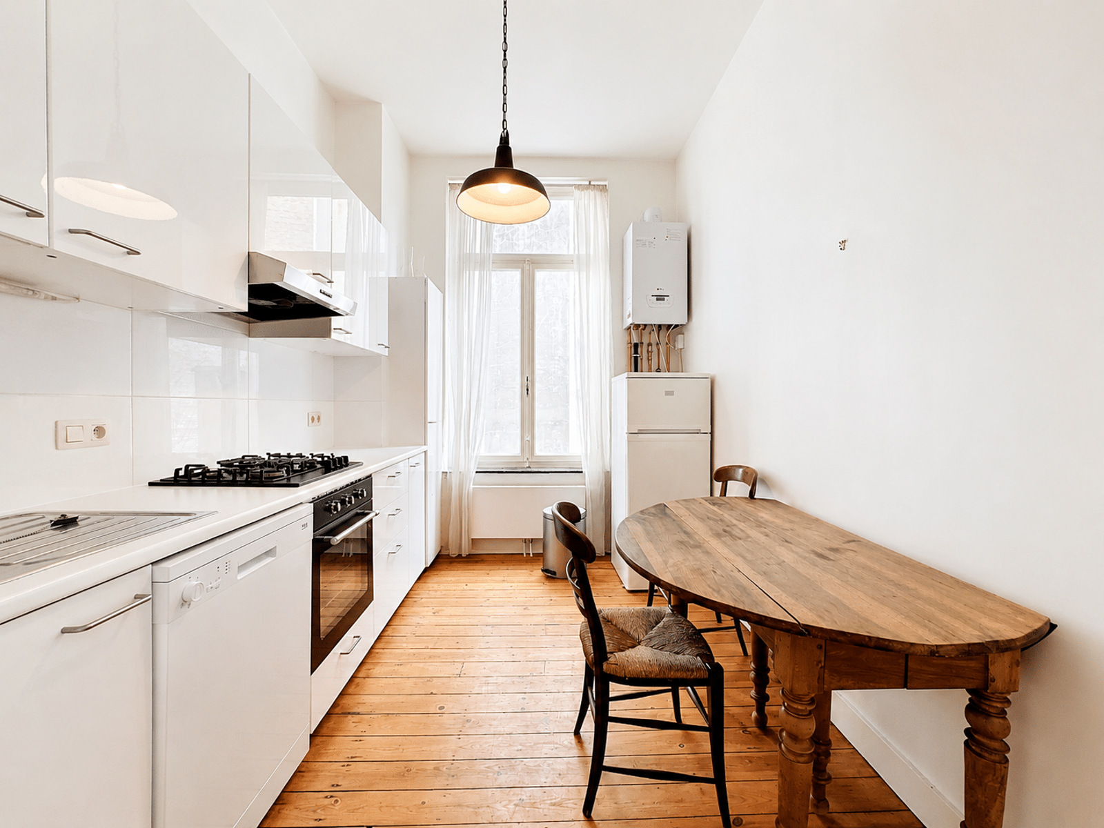 Cuisine Blanche Avec Table En Bois – You Real Estate Agency Cuisine blanche lumineuse avec table en bois, sol parquet et fenêtre voilée