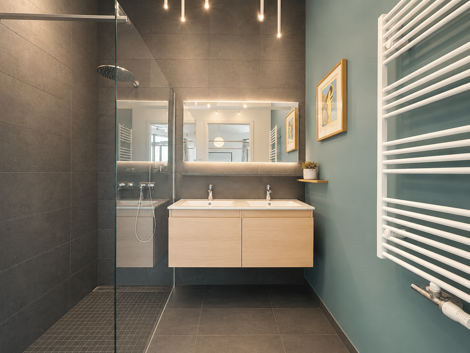 Salle de Bain Moderne avec Douche – You Real Estate Agency Salle de bain moderne avec double vasque, douche italienne et carrelage sombre.