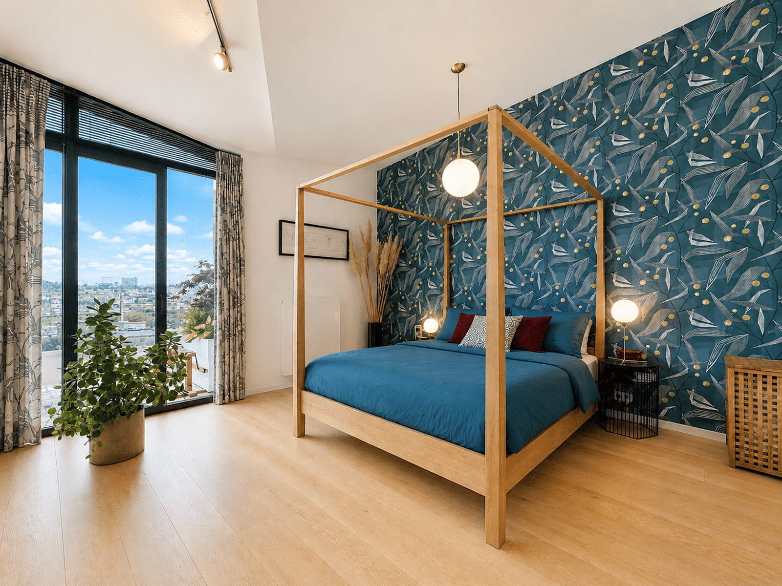 Chambre Moderne avec Papier Peint Bleu – You Real Estate Agency Chambre moderne d’appartement avec lit à baldaquin, papier peint bleu et grande baie vitrée.