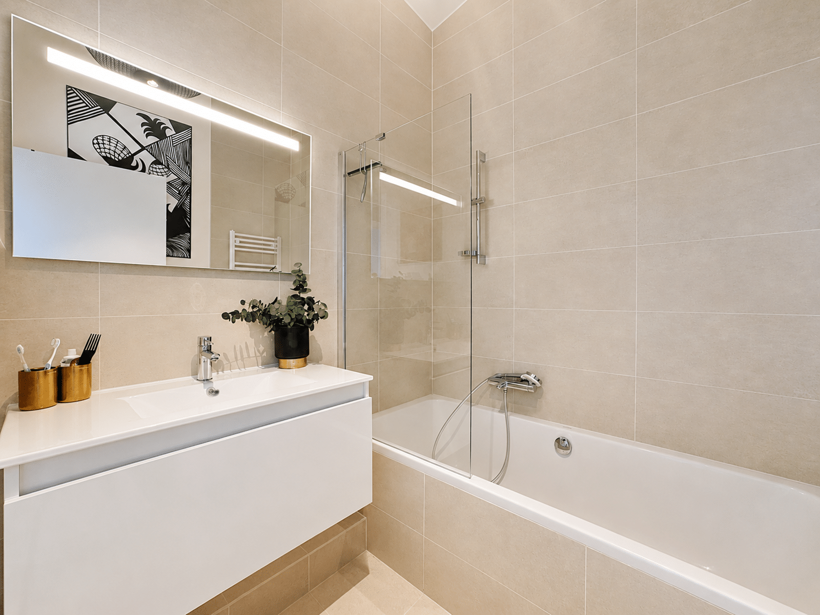 Salle de Bain Moderne avec Baignoire – You Real Estate Agency Salle de bain moderne avec baignoire et meuble vasque dans appartement contemporain.