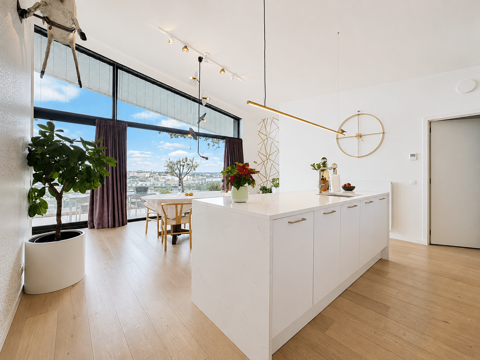 Cuisine Ouverte avec Terrasse et Vue – You Real Estate Agency Cuisine ouverte lumineuse avec îlot, terrasse et vue urbaine dans appartement moderne.