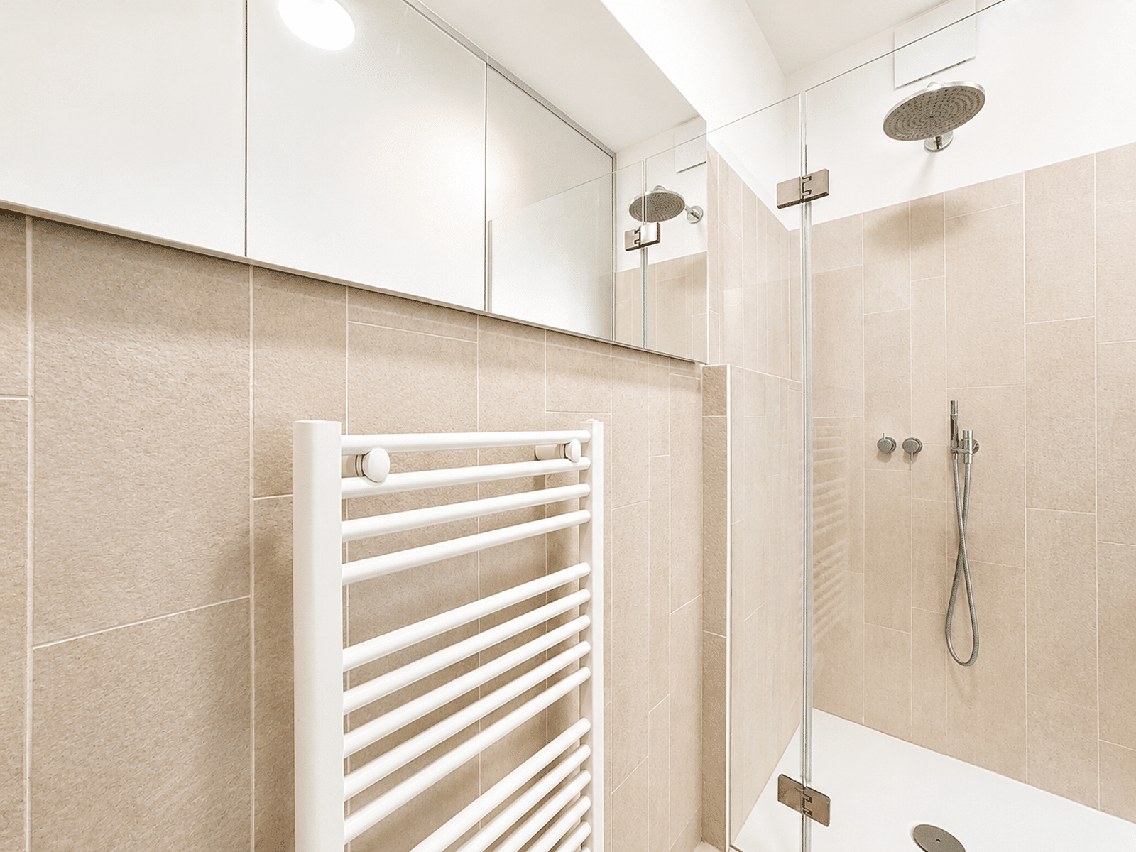 Salle de Bains Moderne – You Real Estate Agency Salle de bains moderne avec douche à l’italienne dans appartement lumineux.