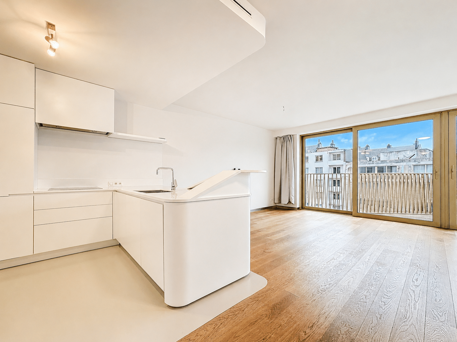 Cuisine Ouverte Lumineuse avec Balcon – You Real Estate Agency Appartement lumineux avec cuisine ouverte, salon parqueté et balcon en ville.