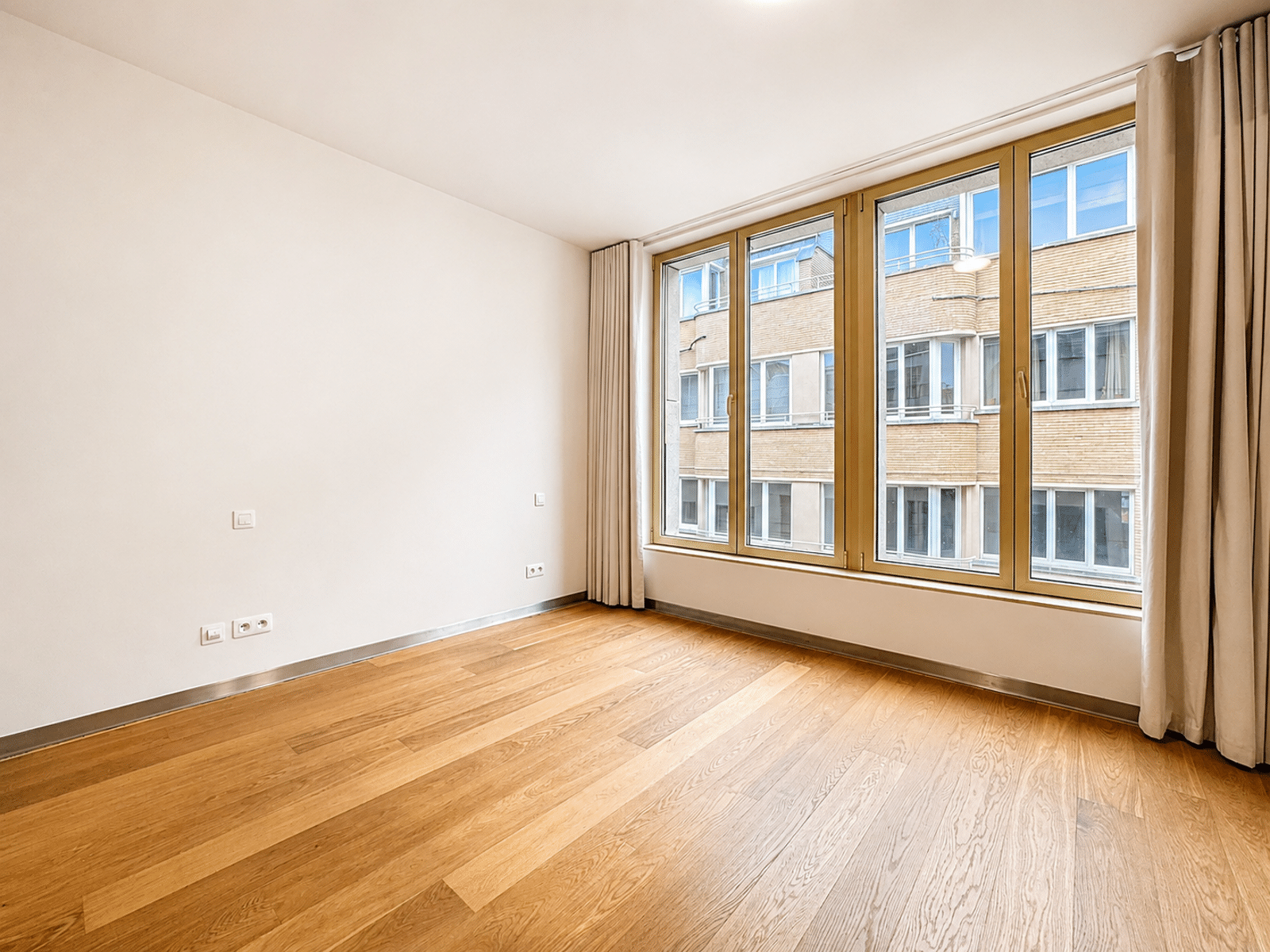 Salon Lumineux Avec Grandes Fenêtres – You Real Estate Agency Salon lumineux d’appartement moderne avec parquet et grandes fenêtres.